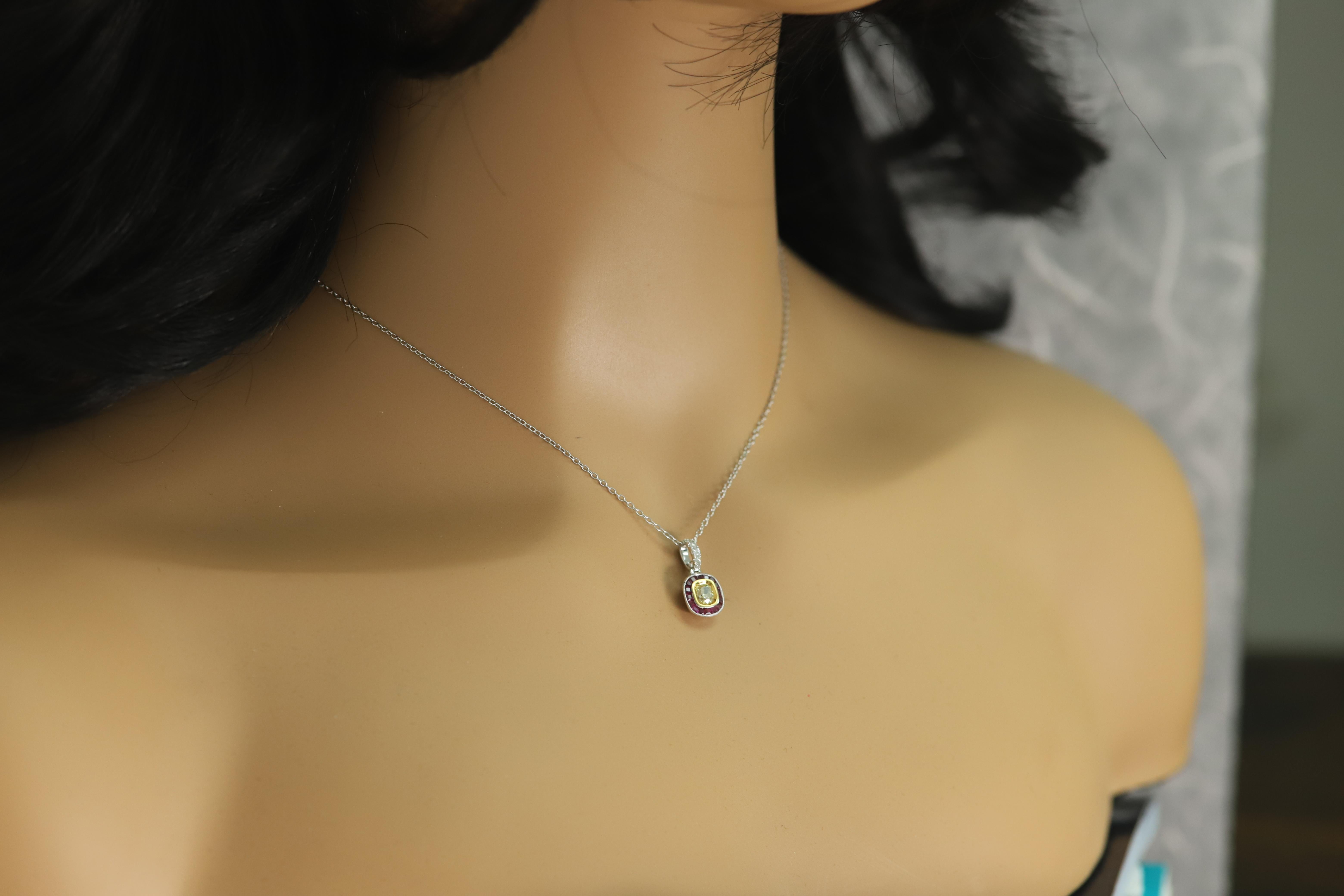 18 Karat Light Yellow Diamond Red Ruby Anhänger Art Deco Halskette im Zustand „Neu“ im Angebot in Brooklyn, NY
