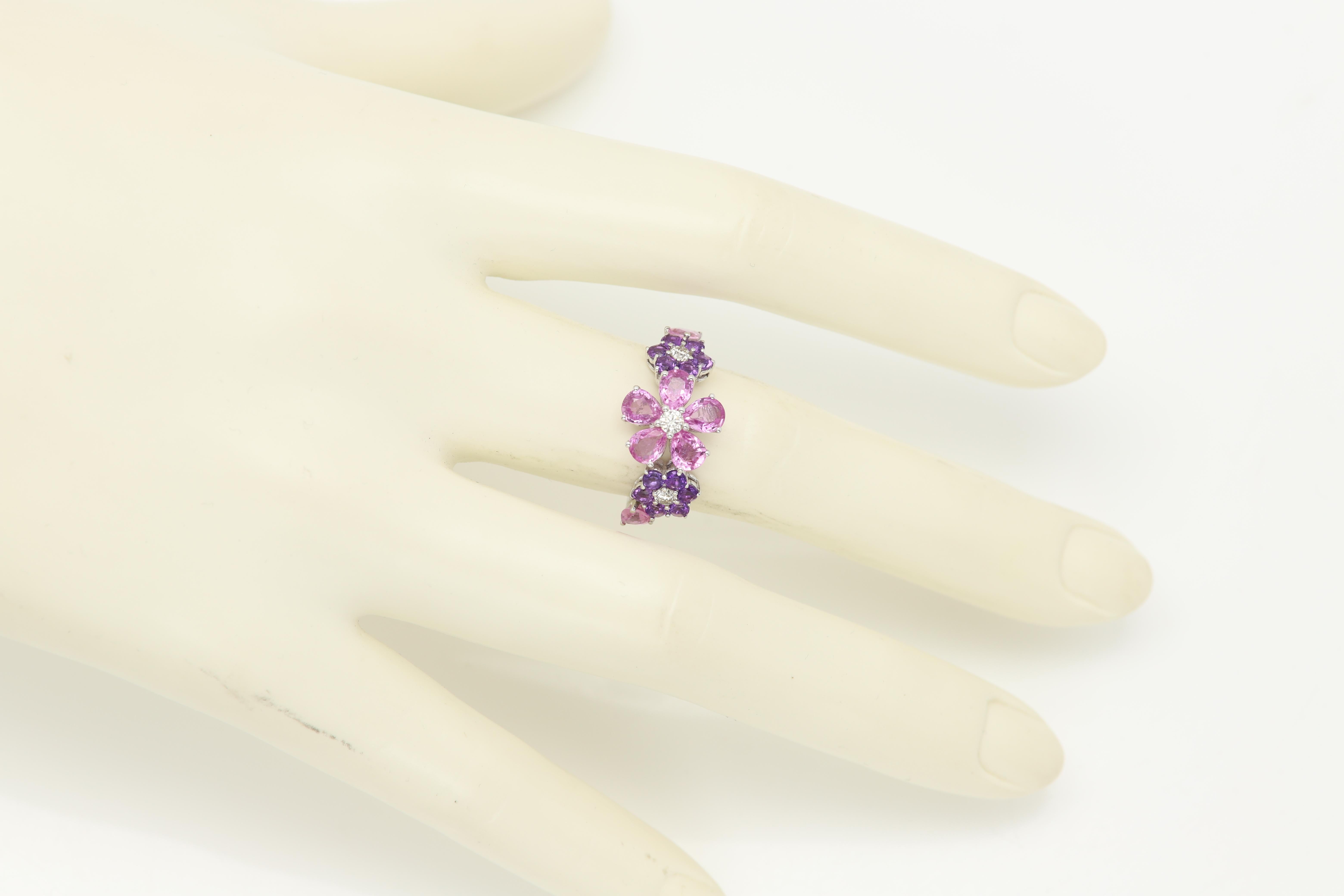 Neuer Goldring
Brilliante Farben der Blume
18k Weißgold 3,90 Gramm
Fingergröße 7
Natürlicher Amethyst ca. 0,77 Karat
Natürlicher rosa Saphir ca. 2,46 Karat
Natürliche Diamanten ca. 0,22 Karat
Designgröße oben an der großen Blume ca. 12 mm im