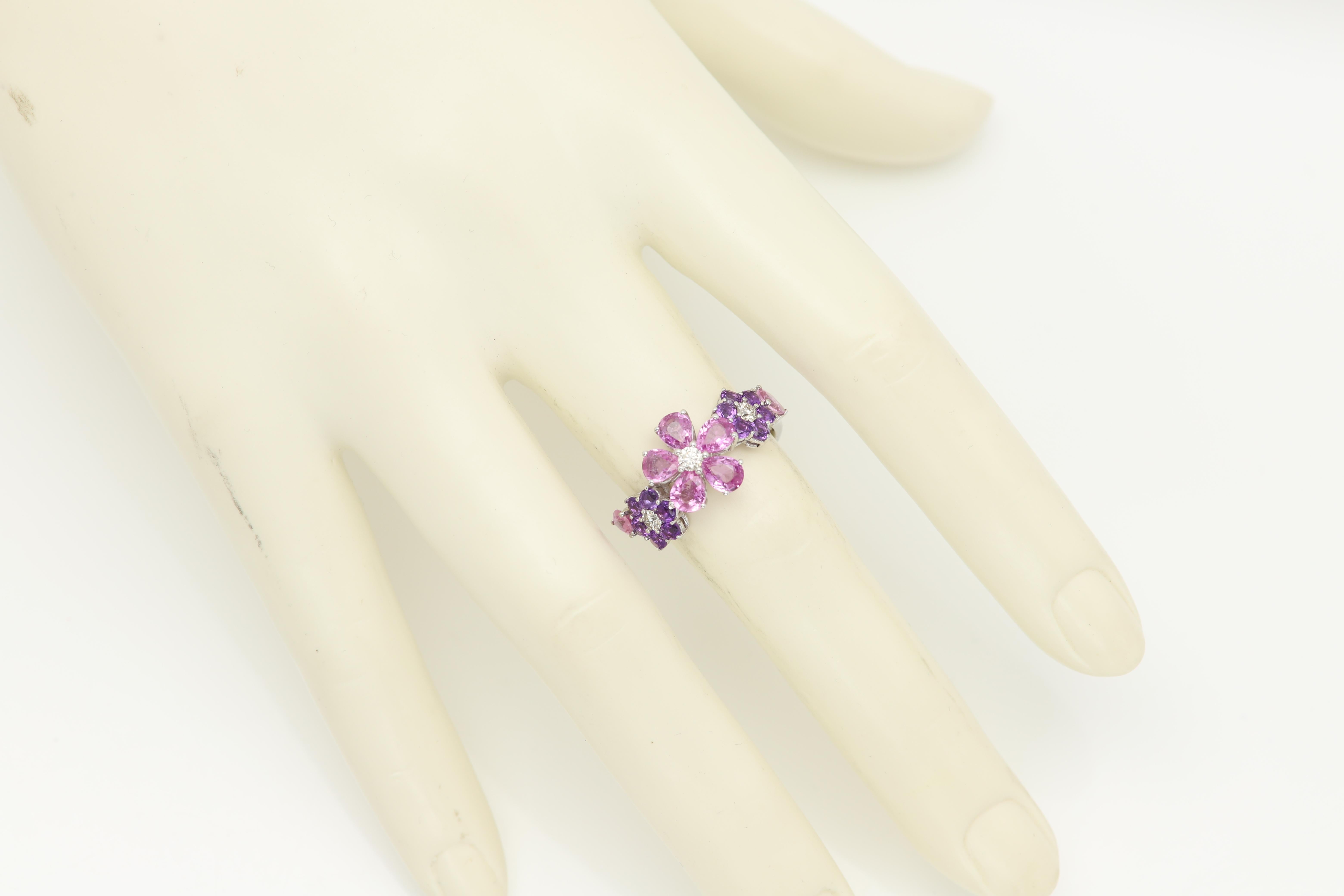 18 Karat Lovely Flower Ring Lila Amethyst und Rosa Saphir natürliche Edelsteine (Tropfenschliff) im Angebot