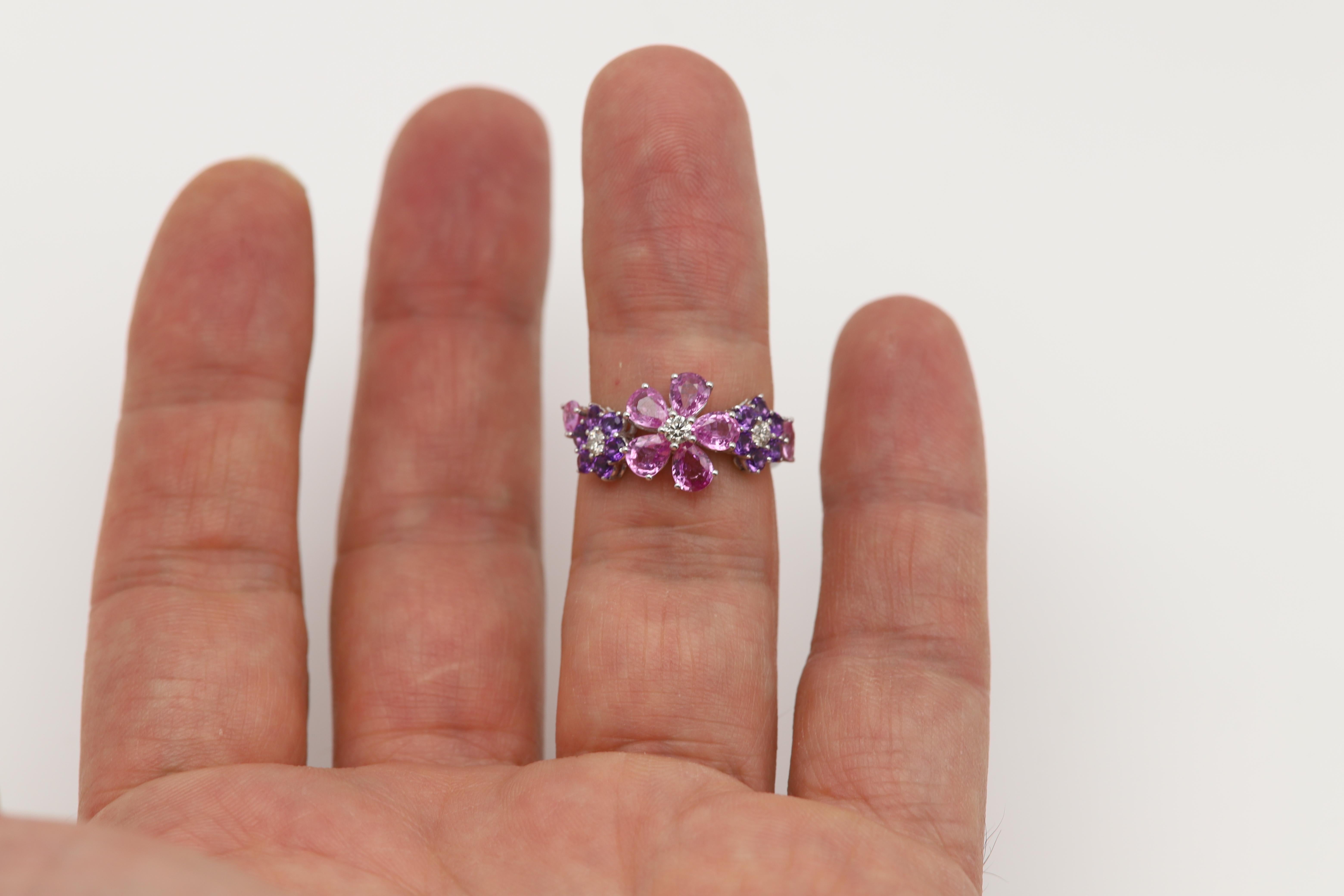 18 Karat Lovely Flower Ring Lila Amethyst und Rosa Saphir natürliche Edelsteine im Zustand „Neu“ im Angebot in Brooklyn, NY