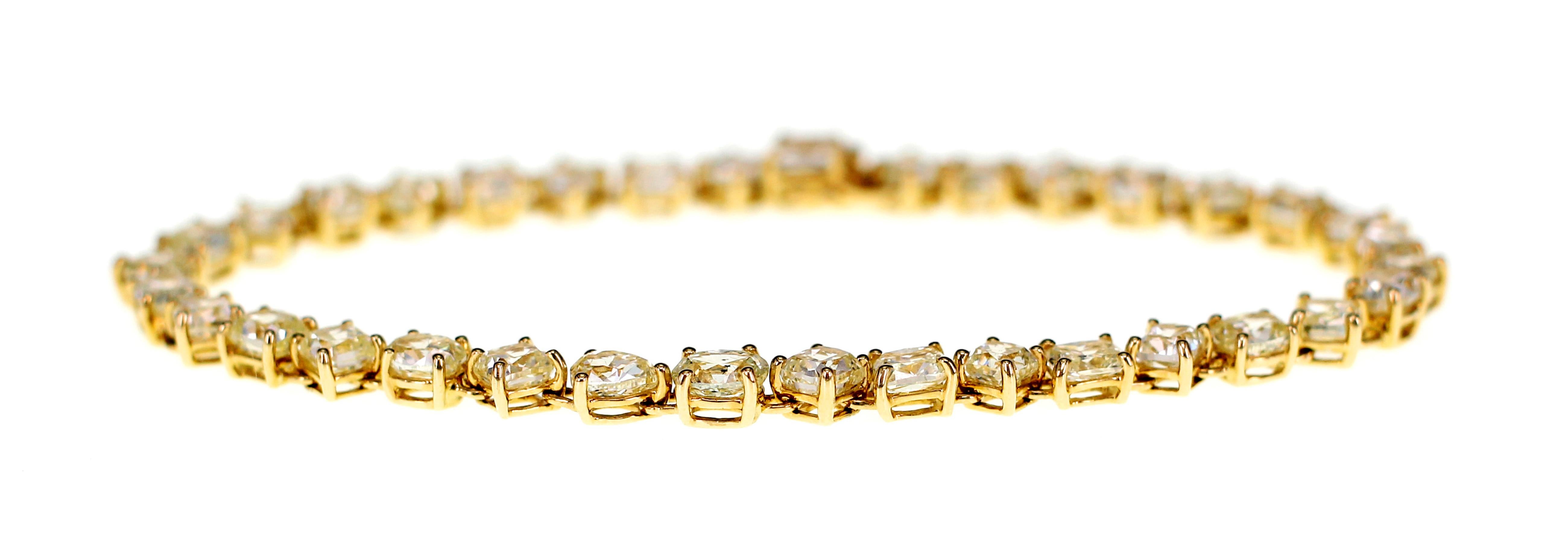 A total of 10.68 carat of yellow diamond are set in a yellow gold 18 K bracelet. The bracelet is from the Havana Collection and all the pieces are set individually on this bracelet by hand.