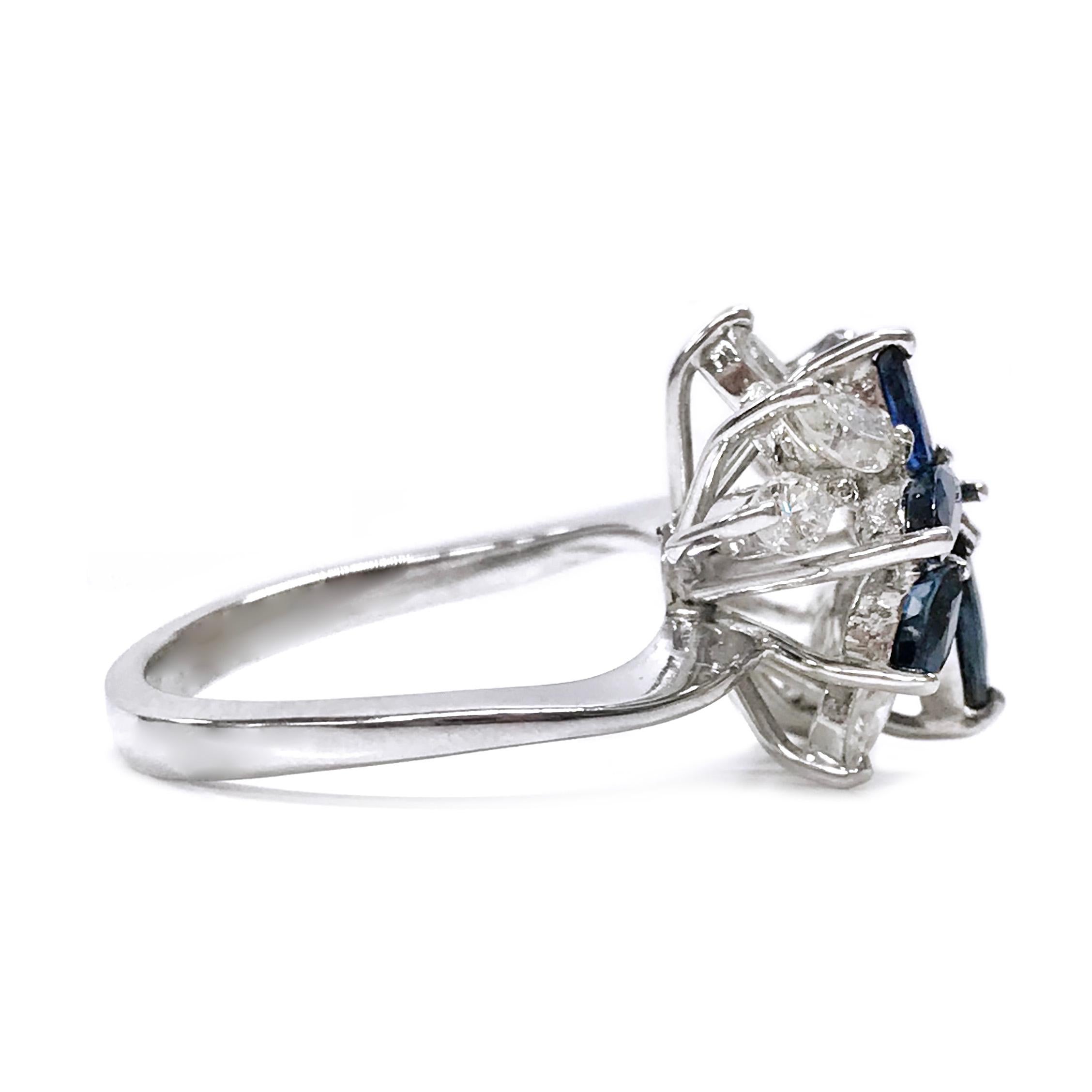 Blauer Saphir-Diamant-Cluster-Ring aus Weißgold mit Marquise-Schliff (Retro) im Angebot