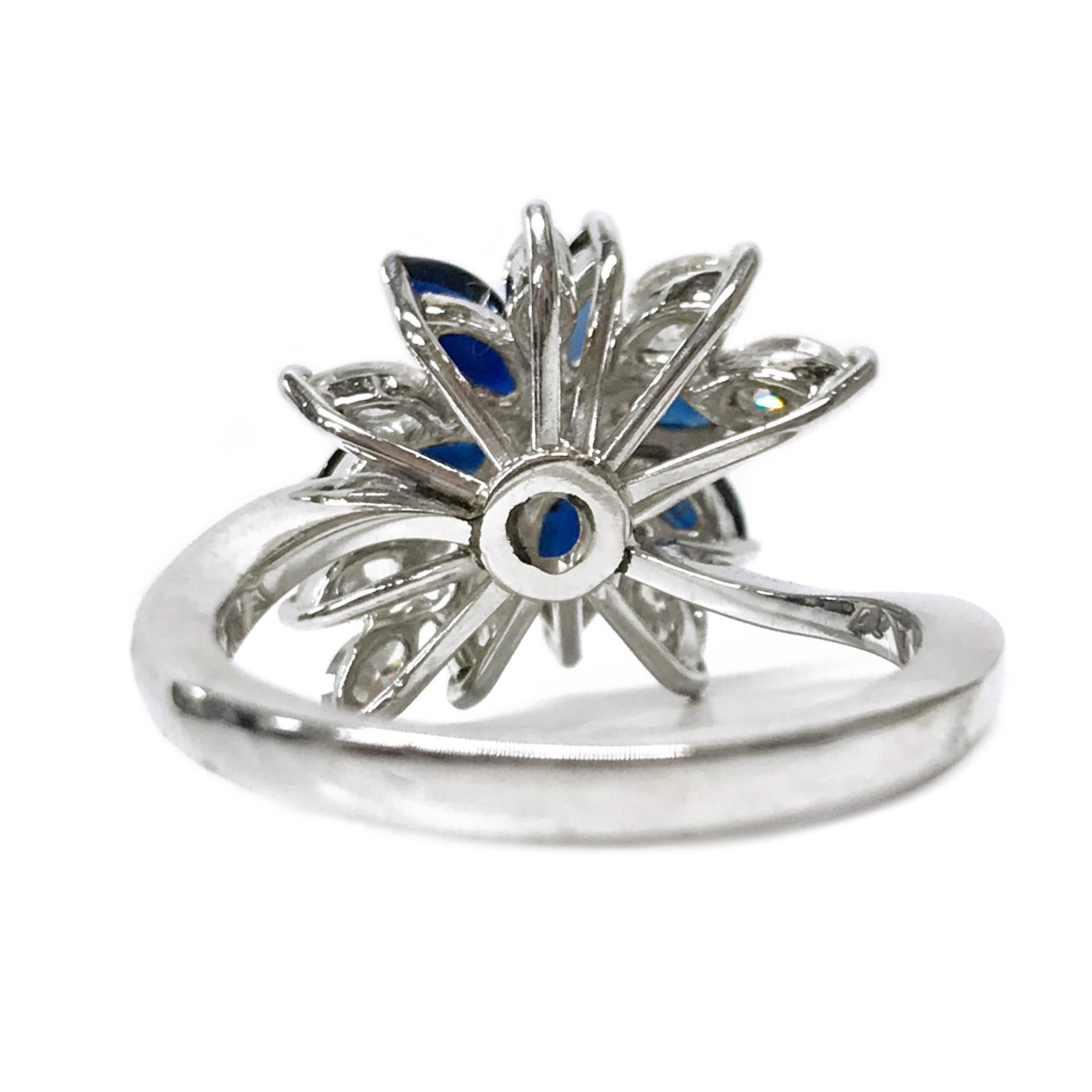 Taille Marquise Bague grappe en or blanc avec saphir bleu taillé en marquise et diamants en vente