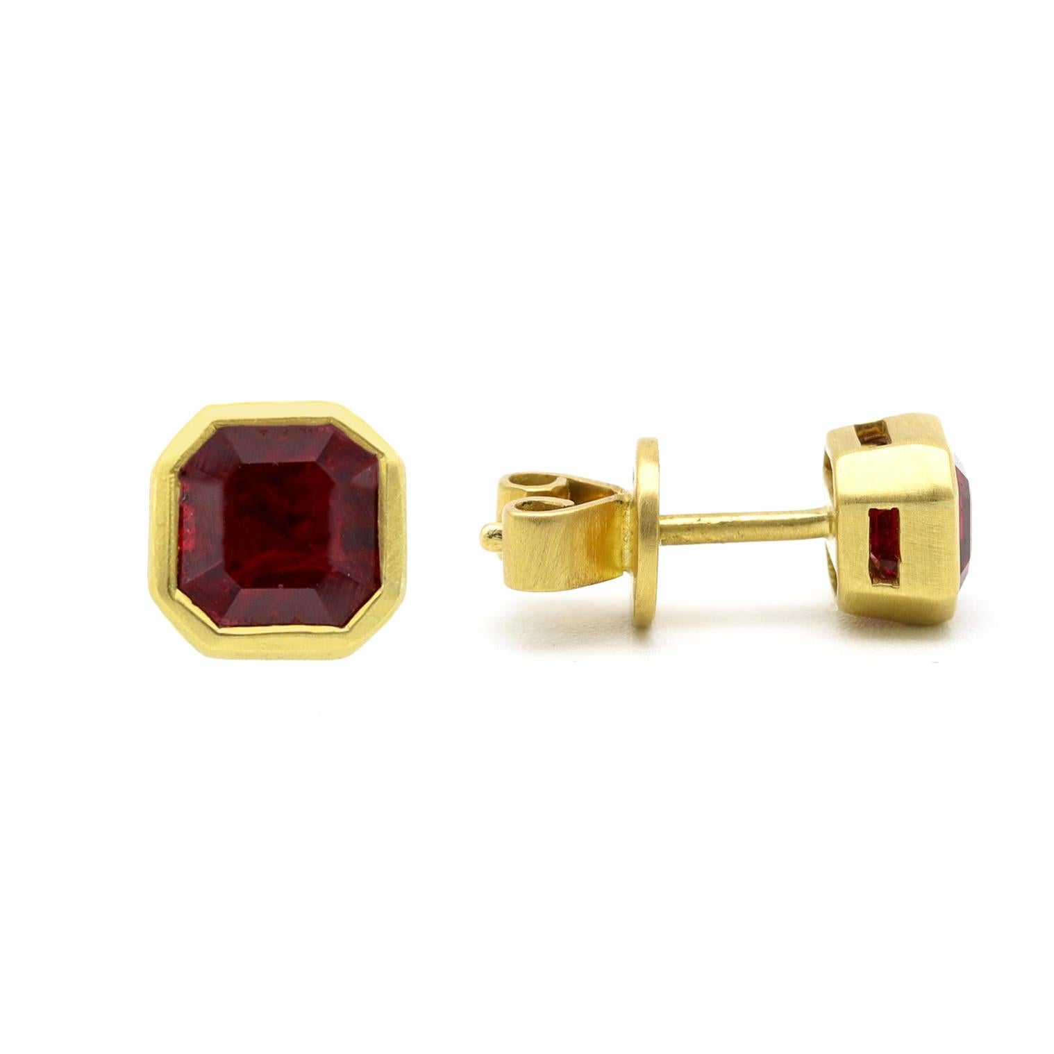 18 Karat Matte Yellow Gold 2.00 Carat Ruby Stud Earrings In New Condition For Sale In Jaipur, IN