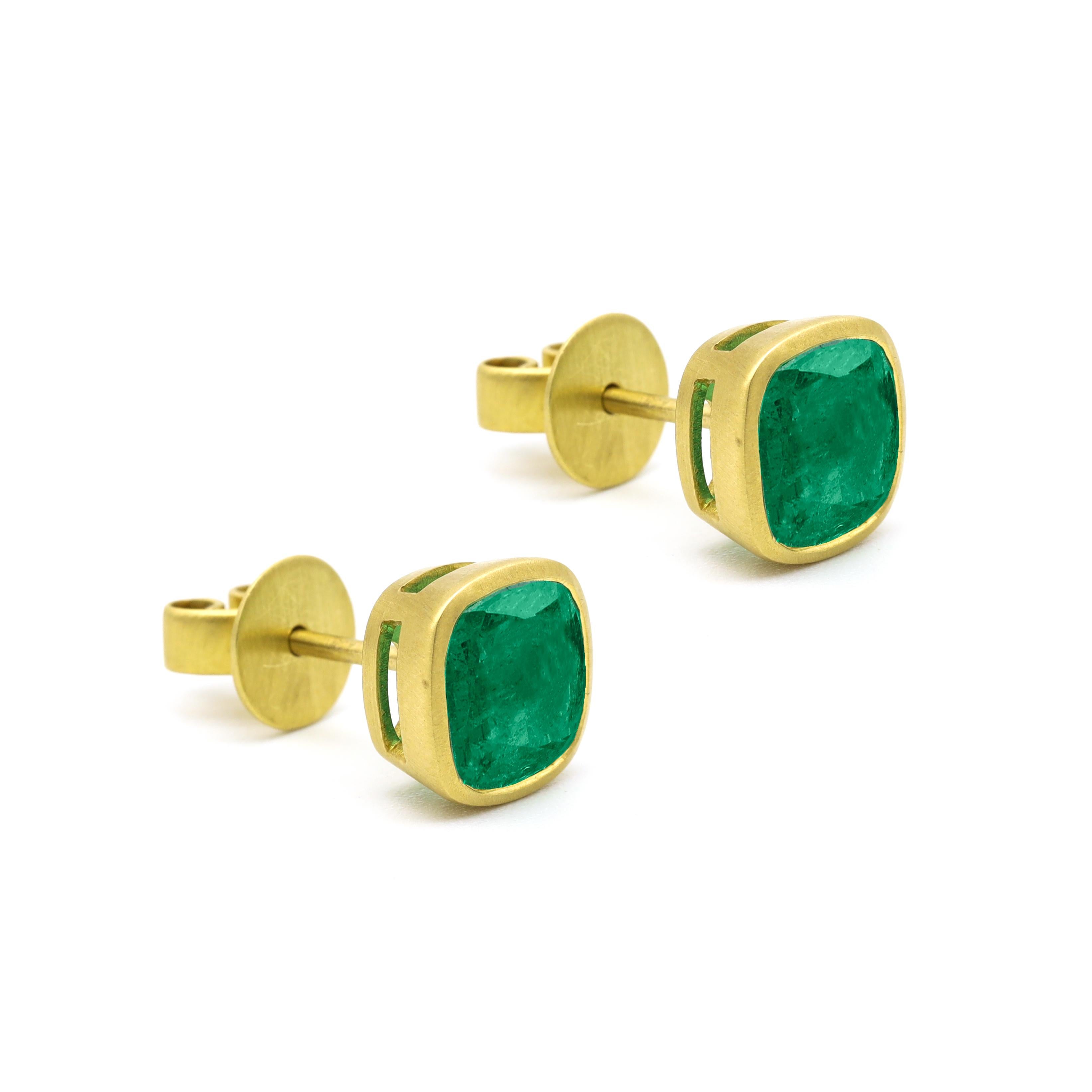 18 Karat Matte Yellow Gold 3.72 Carat Cushion-Cut Emerald Stud Earrings

This admirable Kellish green cushion-cut emerald stud pair is fascinating. It’s a finely matched pristine luster green cushion-cut emerald pair enclosed in matt finish Italian