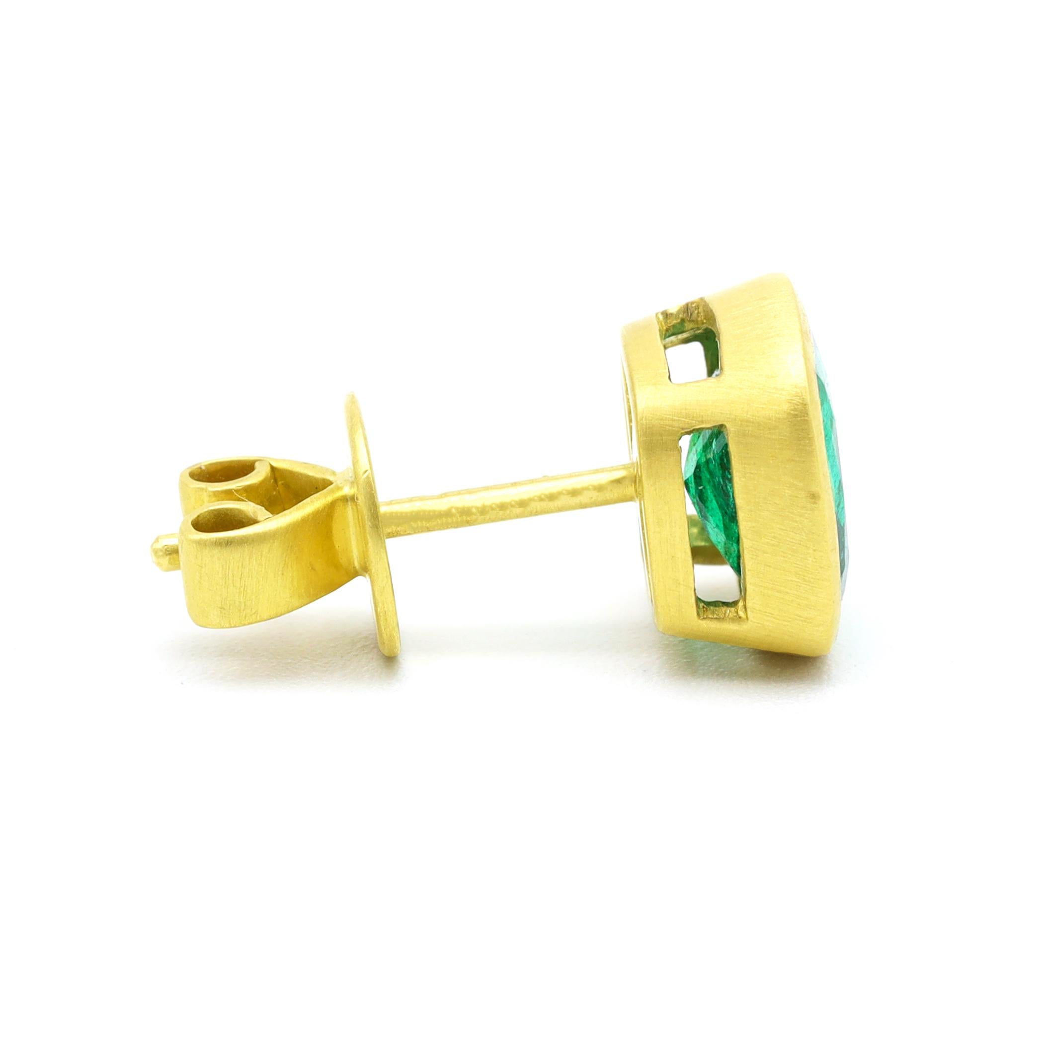 Contemporary 18 Karat Matte Yellow Gold 3.72 Carat Natural Emerald Cushion-Cut Stud Earrings For Sale