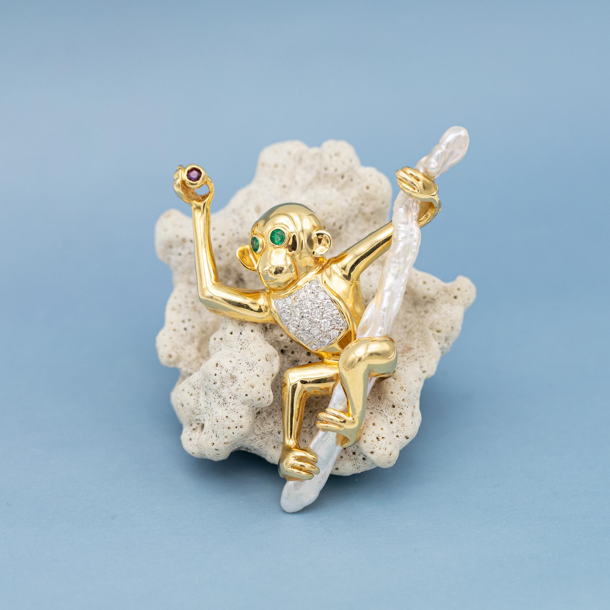 18 karat Monkey Brooch - solid yellow gold animal - Gem, pearl and diamond set In Good Condition In Antwerp, BE