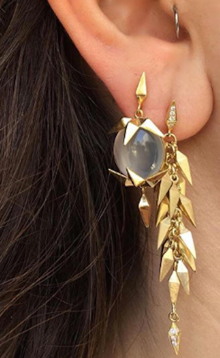 18 Karat Moonstone Pyramid Drop Earrings In New Condition In New York, NY