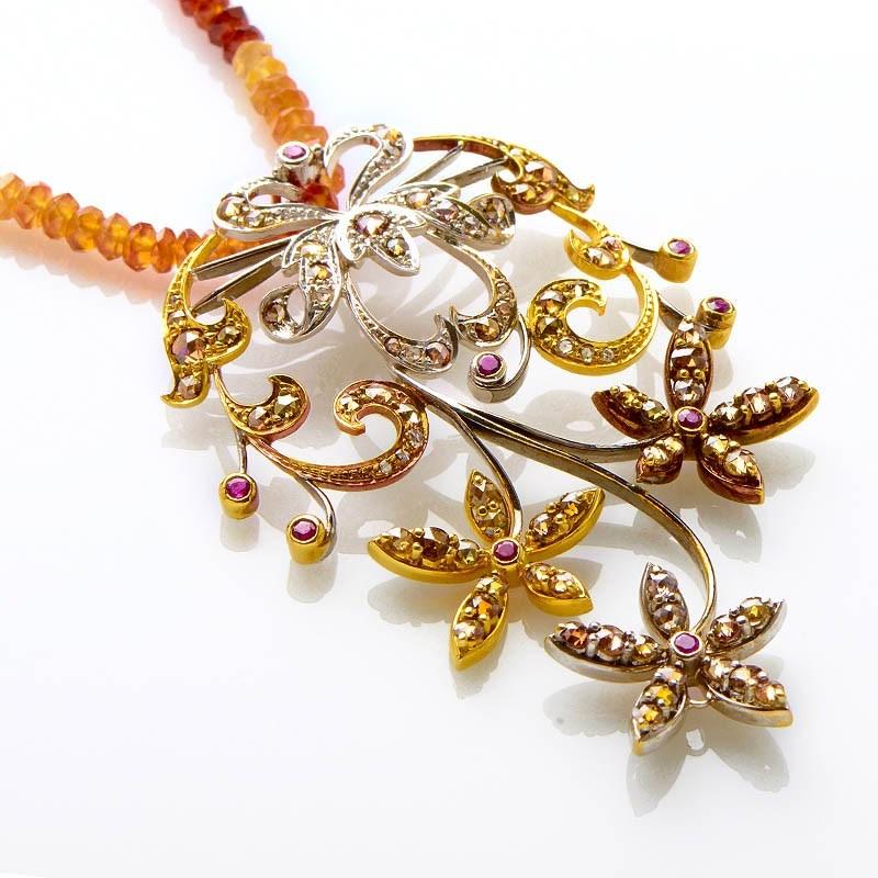 18 Karat Mehrgold-Halskette mit Blumenanhänger aus 18 Karat Edelsteinen (Rundschliff) im Angebot