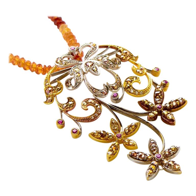 18 Karat Mehrgold-Halskette mit Blumenanhänger aus 18 Karat Edelsteinen im Angebot