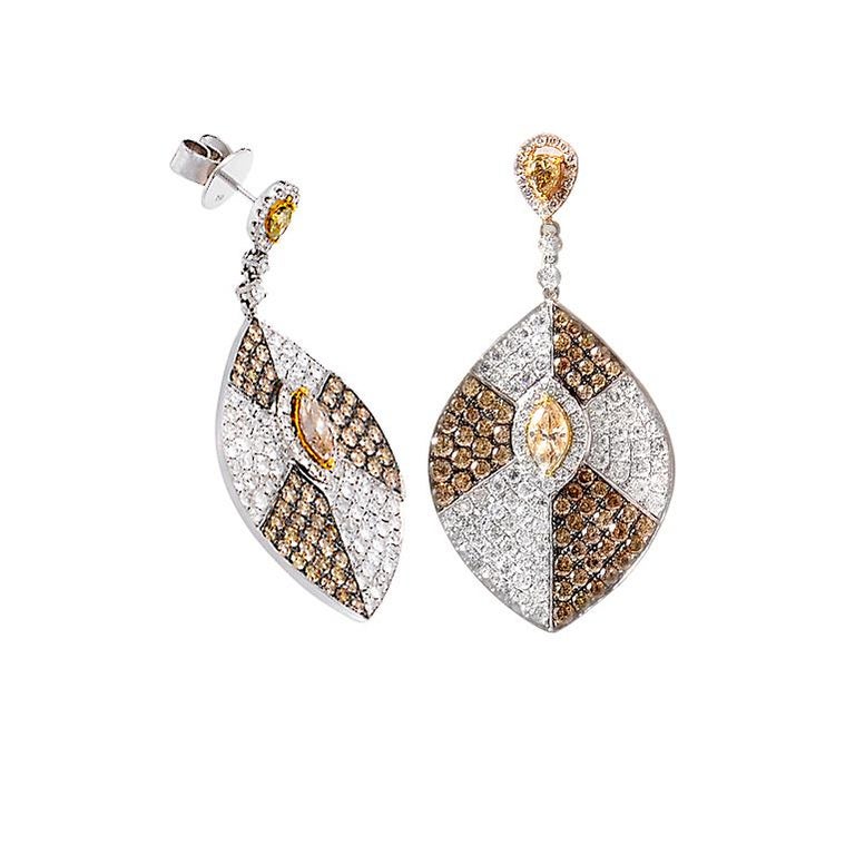 Boucles d'oreilles en goutte en or 18 carats avec pavé de diamants blancs  et jaunes CED7999 - En vente sur 1stDibs