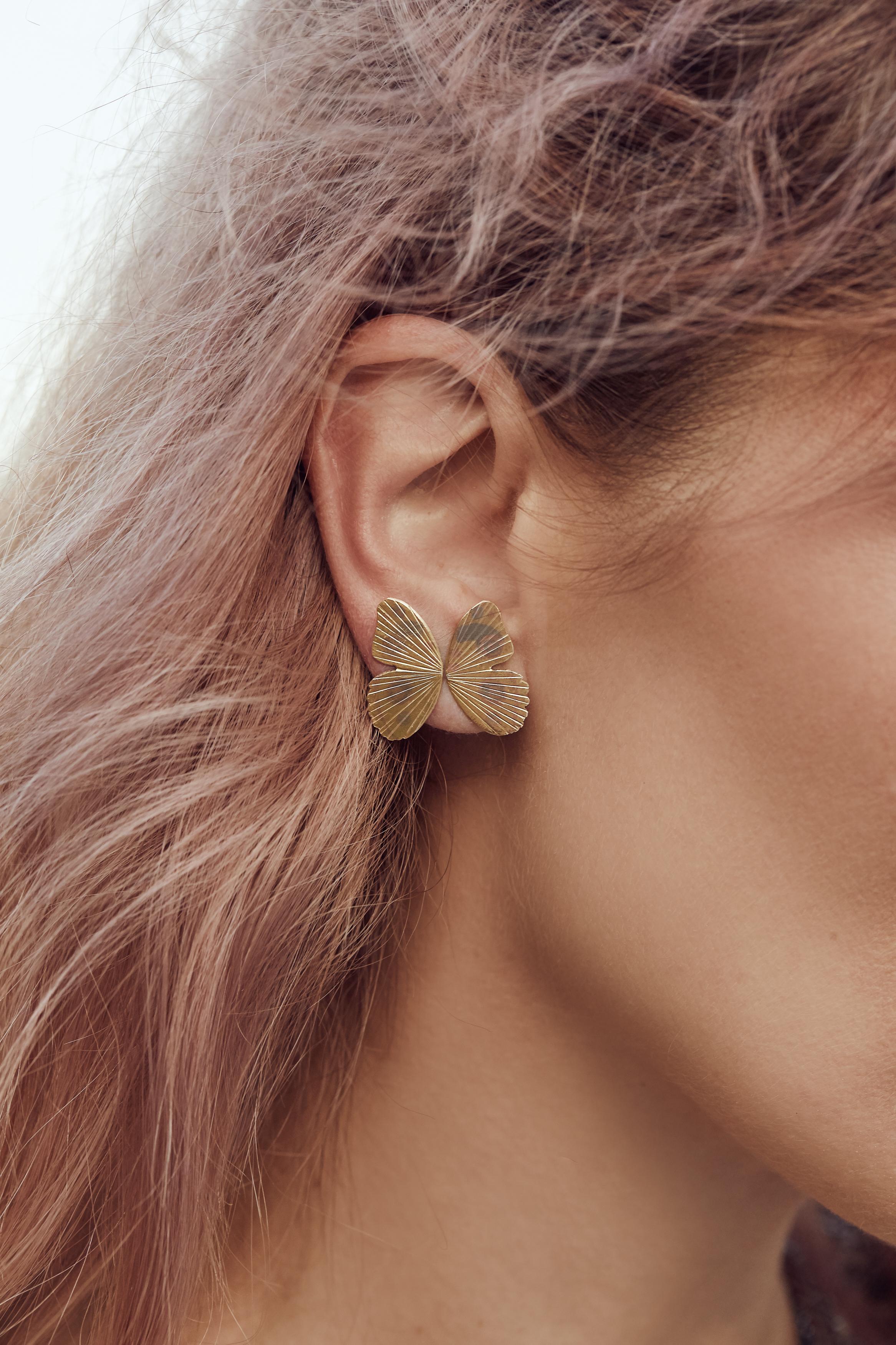 James Banks's signature butterfly earrings feature two Watercolor Buckeye butterfly wings set in 18k Yellow Gold with 18k White Gold and 14k Rose Gold inlay, with secure push closure backings. 

Handmade in Northern California 
Includes a handmade