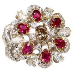 Bague cocktail grappe en or 18 carats avec diamants naturels de couleur fantaisie et rubis