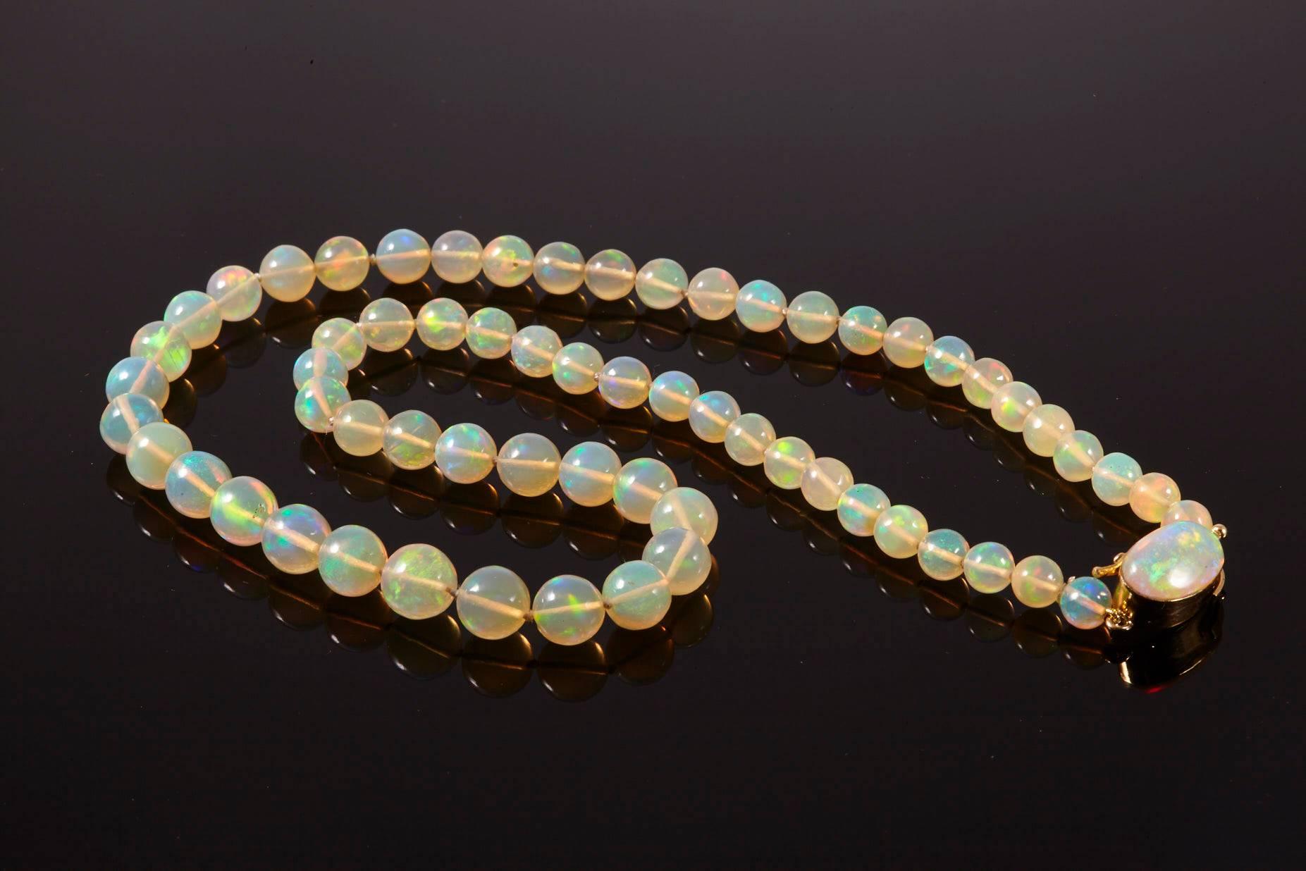18 Karat Opal Beaded Necklace In Excellent Condition For Sale In Westport, CT