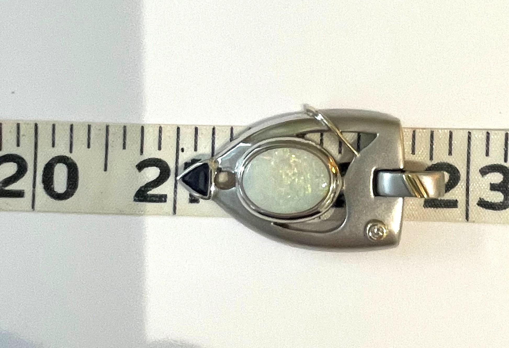 Ciondolo a forma di punta di freccia con diamante e zaffiro Opale 18 carati in vendita 1