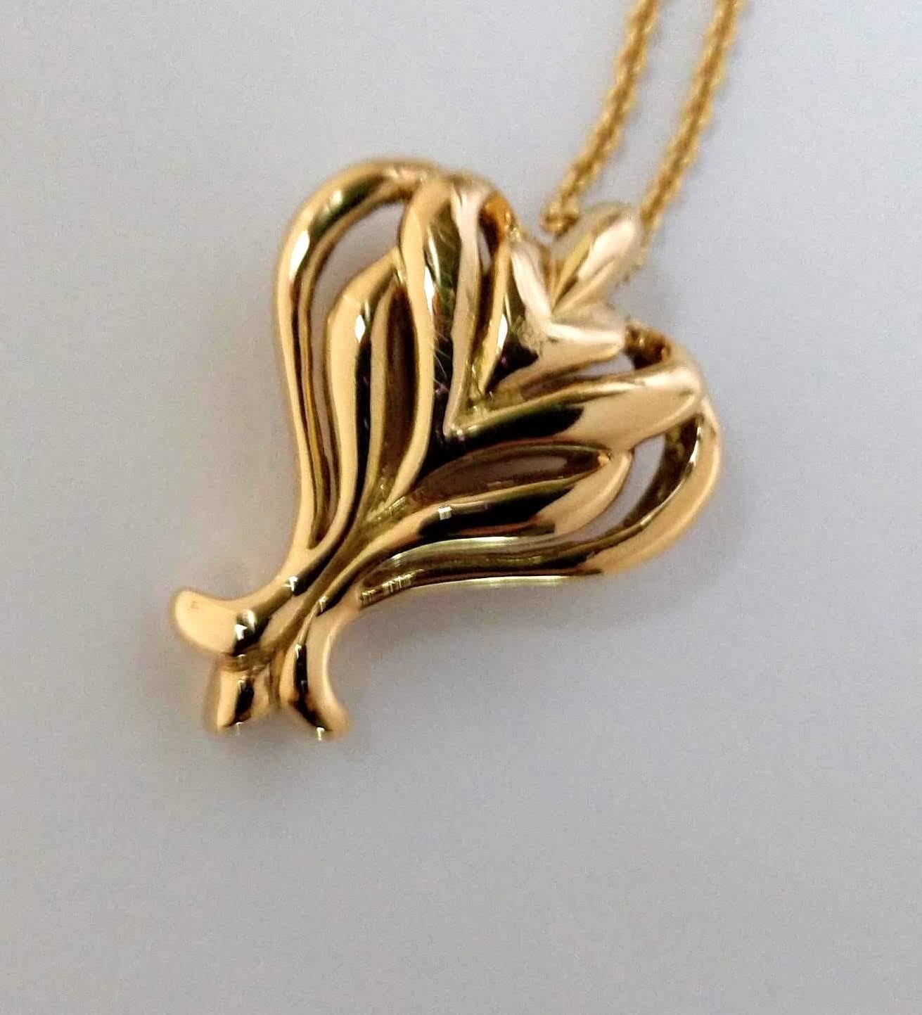 Contemporary 18 Karat Open Pierced Heart Pendant Necklace for Women For Sale