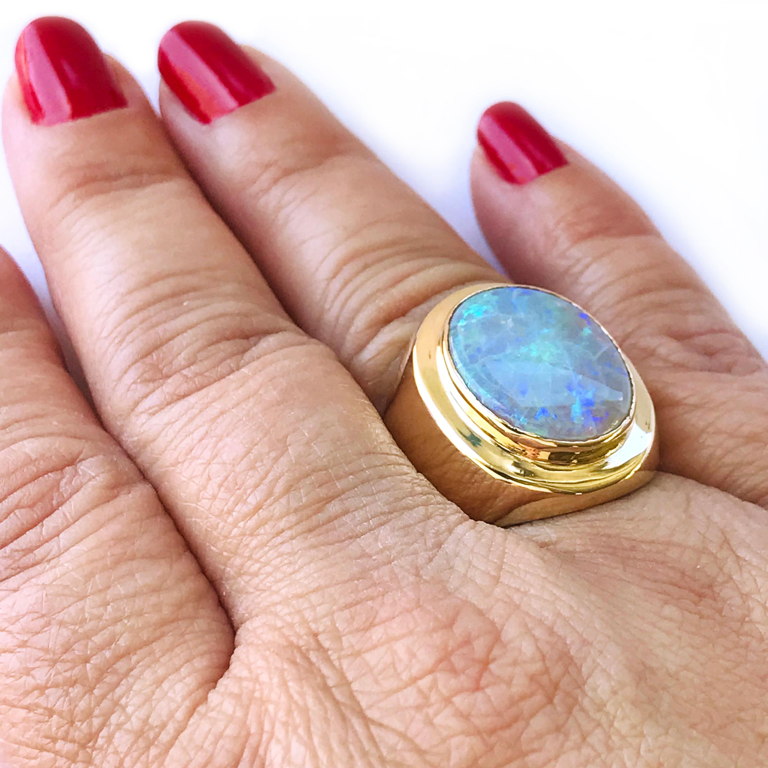18 Karat Oval Opal Ring In Good Condition In Palm Desert, CA