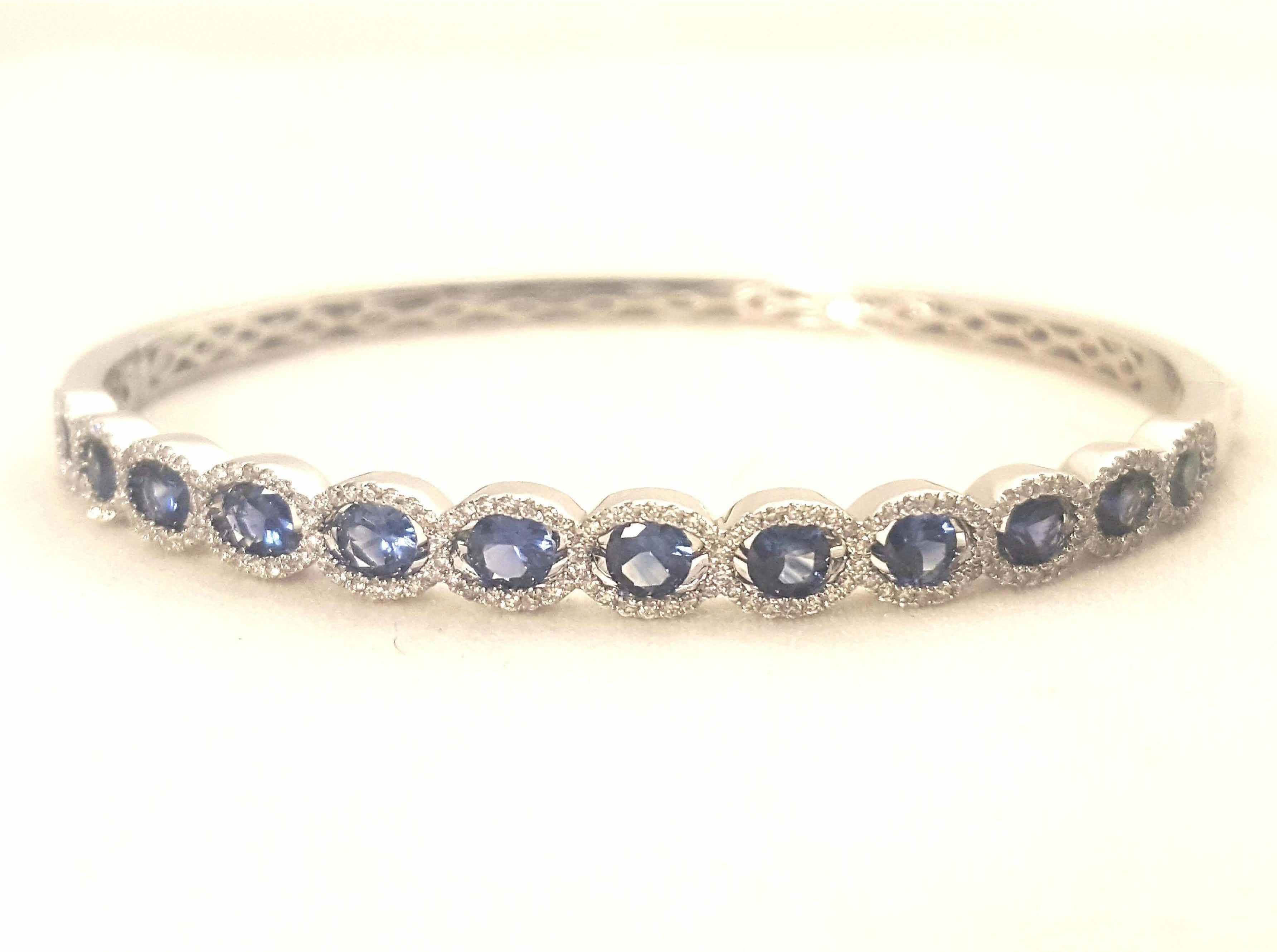 18 Karat Oval Sapphires and Diamonds Bangle Bracelet In New Condition For Sale In Palm Beach, FL