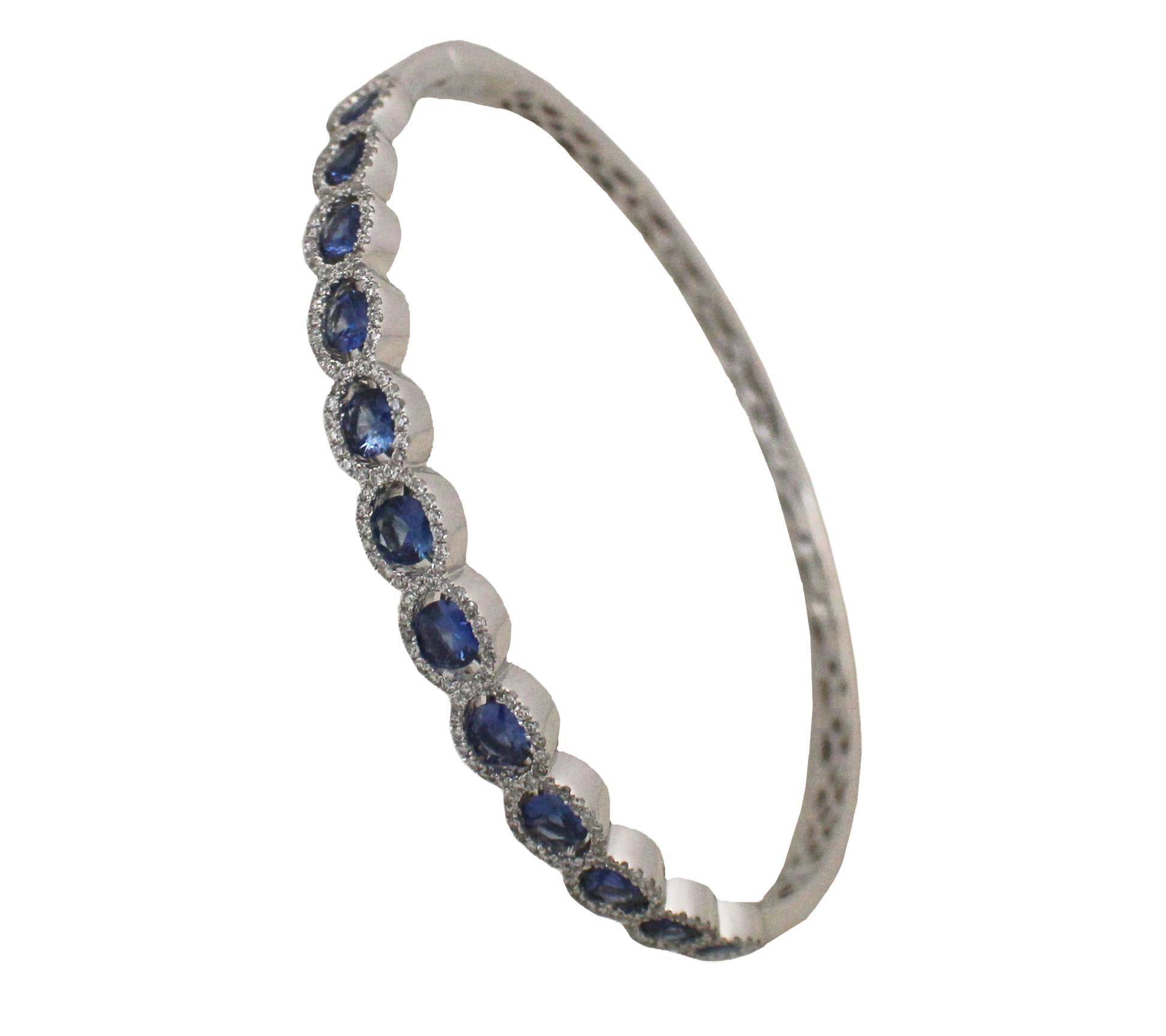 18 Karat Oval Sapphires and Diamonds Bangle Bracelet For Sale 2