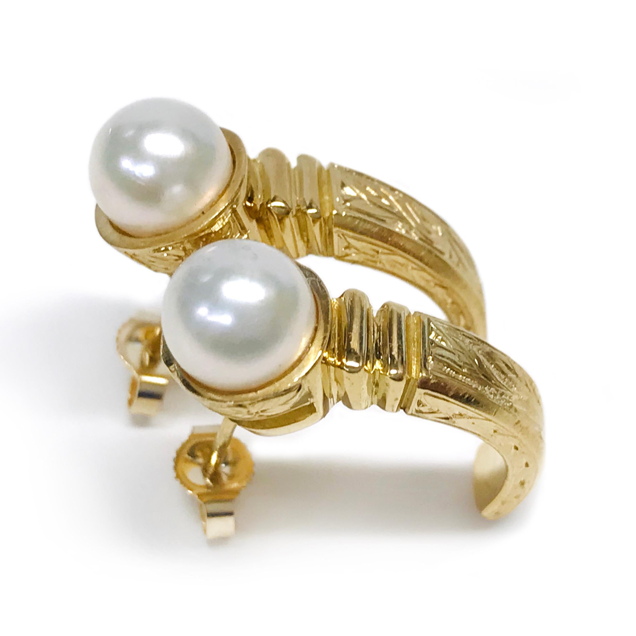 18 Karat Perlen-Halbring-Ohrringe. Diese Ohrringe sind mit einer einzelnen 7-mm-Perle ausgestattet, die in einem Halbkreis eingefasst ist. Sowohl auf der Lünette als auch auf dem Ring ist ein Blatt- und Schneckenmotiv eingraviert. Jeder Ohrring ist