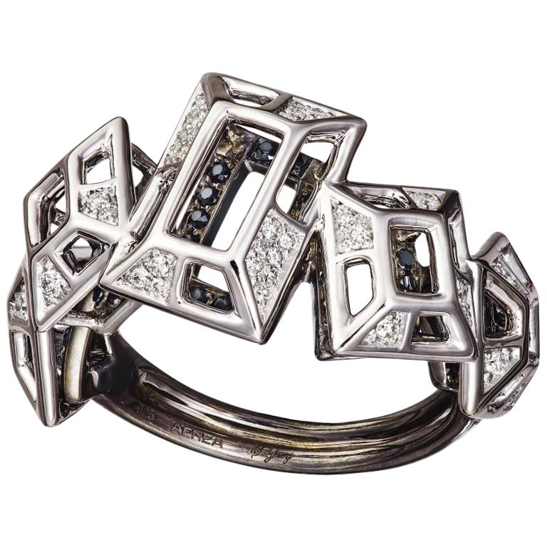 Bague en or rose 18 carats, rhodium, argent, diamants blancs et noirs et spinelle noire