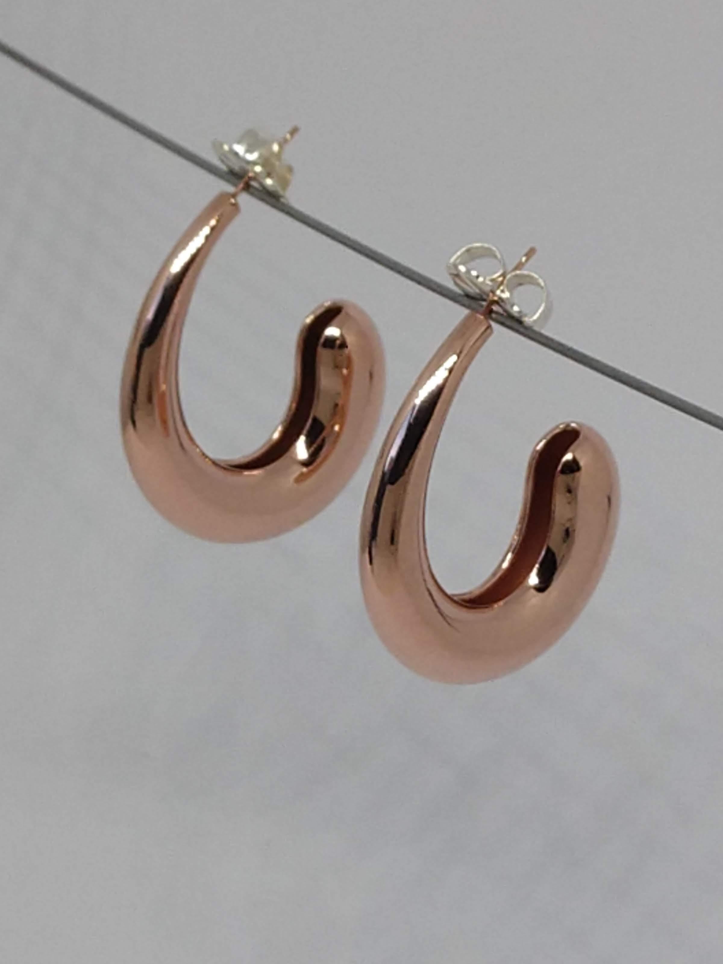 Contemporain Boucles d'oreilles en forme de larme en or rose 18 carats et vermeil en forme de C-Hoop en vente