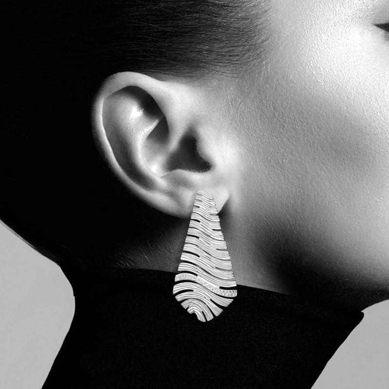 Reminiscent of purposefully pleated fabric or plissé, as the French call it-this collection showcases an array of creased 18k gold that gives a whole new meaning to texture in gold. From tiered dangling earrings with a wave of brilliants to