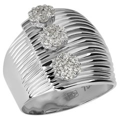 18 Karat Plisse White Gold Ring with Vs-Gh Diamonds
