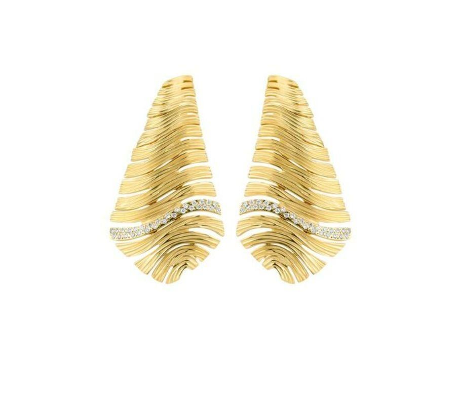 Brilliant Cut 18 Karat Plisse Yellow Gold Earring With Vs-Gh Diamonds For Sale