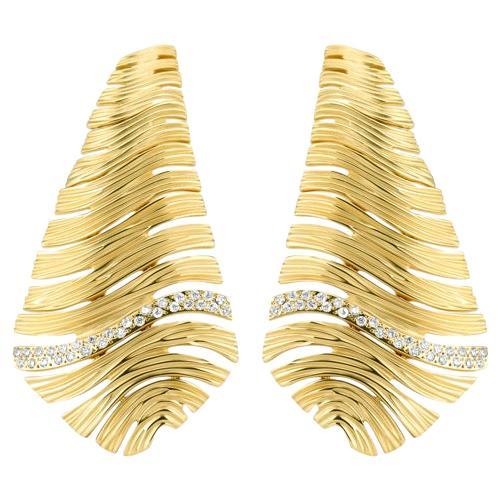 18 Karat Plisse Yellow Gold Earring With Vs-Gh Diamonds For Sale