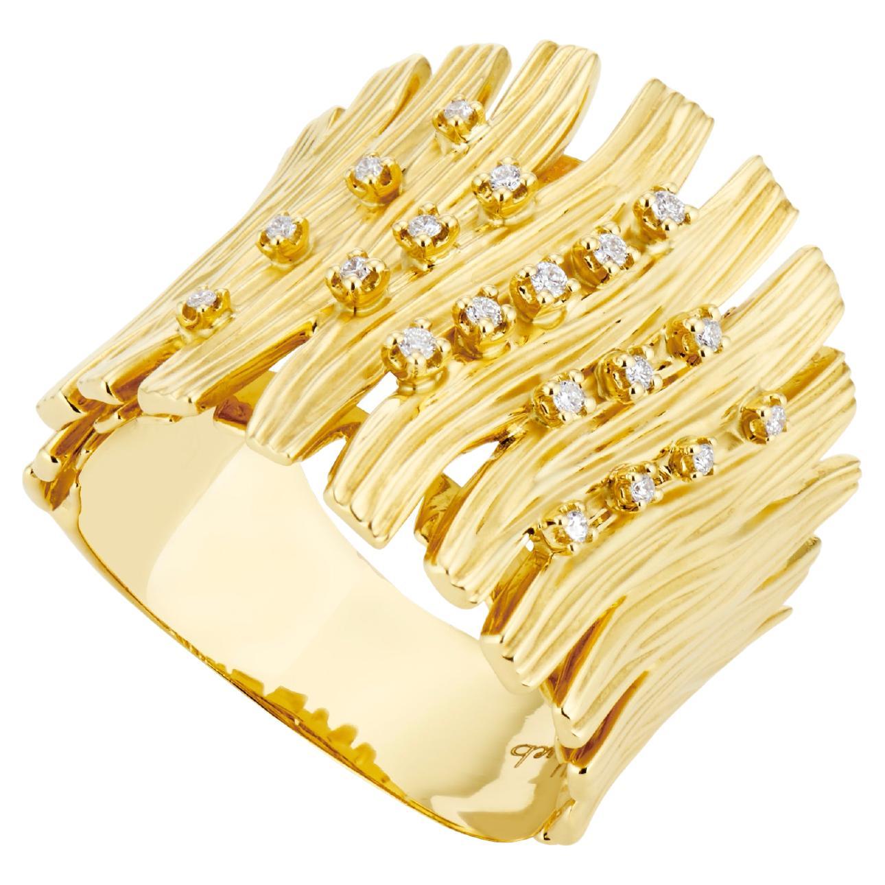 18 Karat Plisse Yellow Gold Ring with Vs-Gh Diamonds