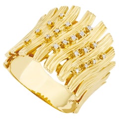 18 Karat Plisse Yellow Gold Ring with Vs-Gh Diamonds