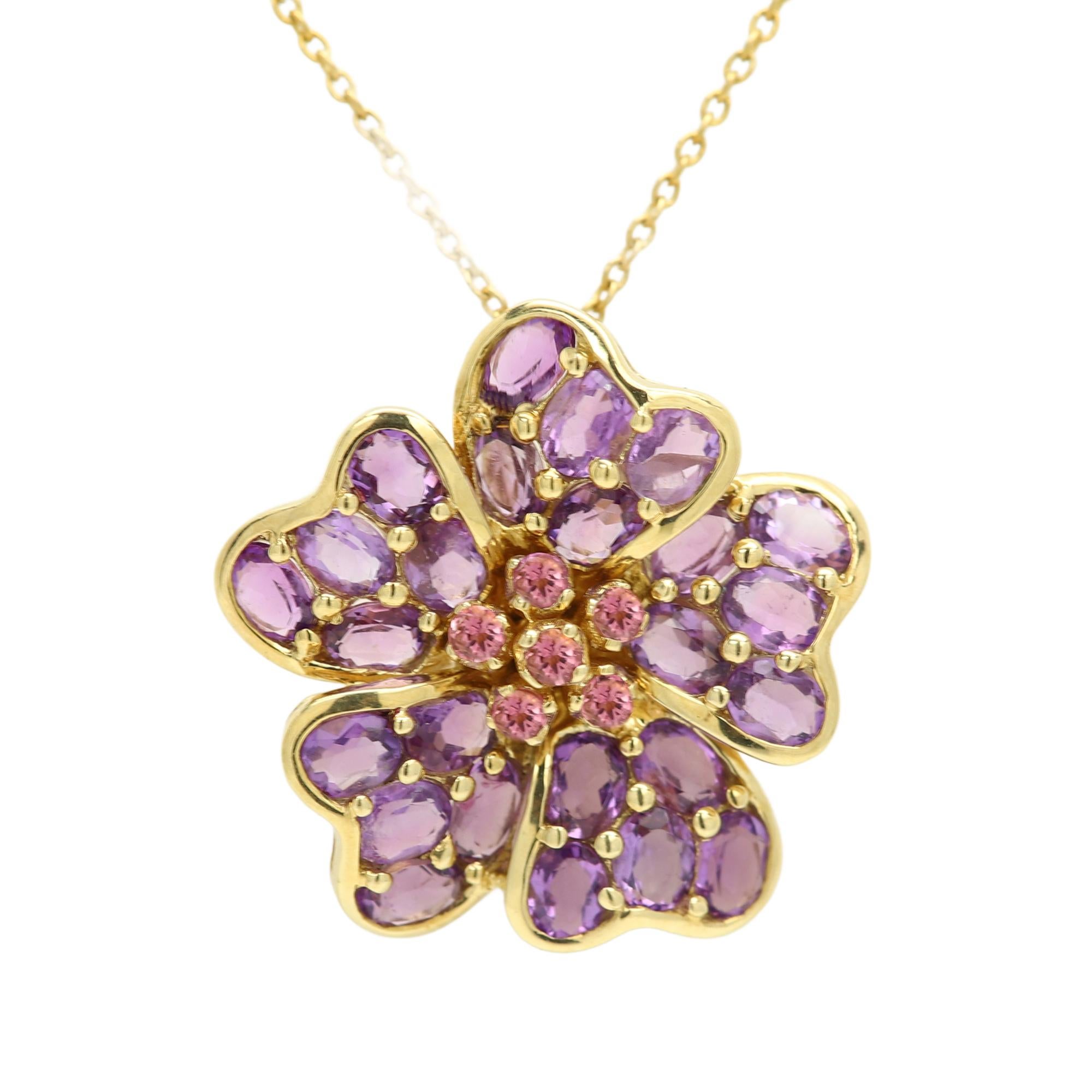 Nuovo ciondolo a forma di fiore con gemma Brilliante
Oro giallo 18k Circa 6,70 grammi
Dimensioni del ciondolo: circa 1 pollice di diametro
Ametista viola naturale di forma ovale di circa 4,0 carati
Zaffiro rosa Nature 
Catena non