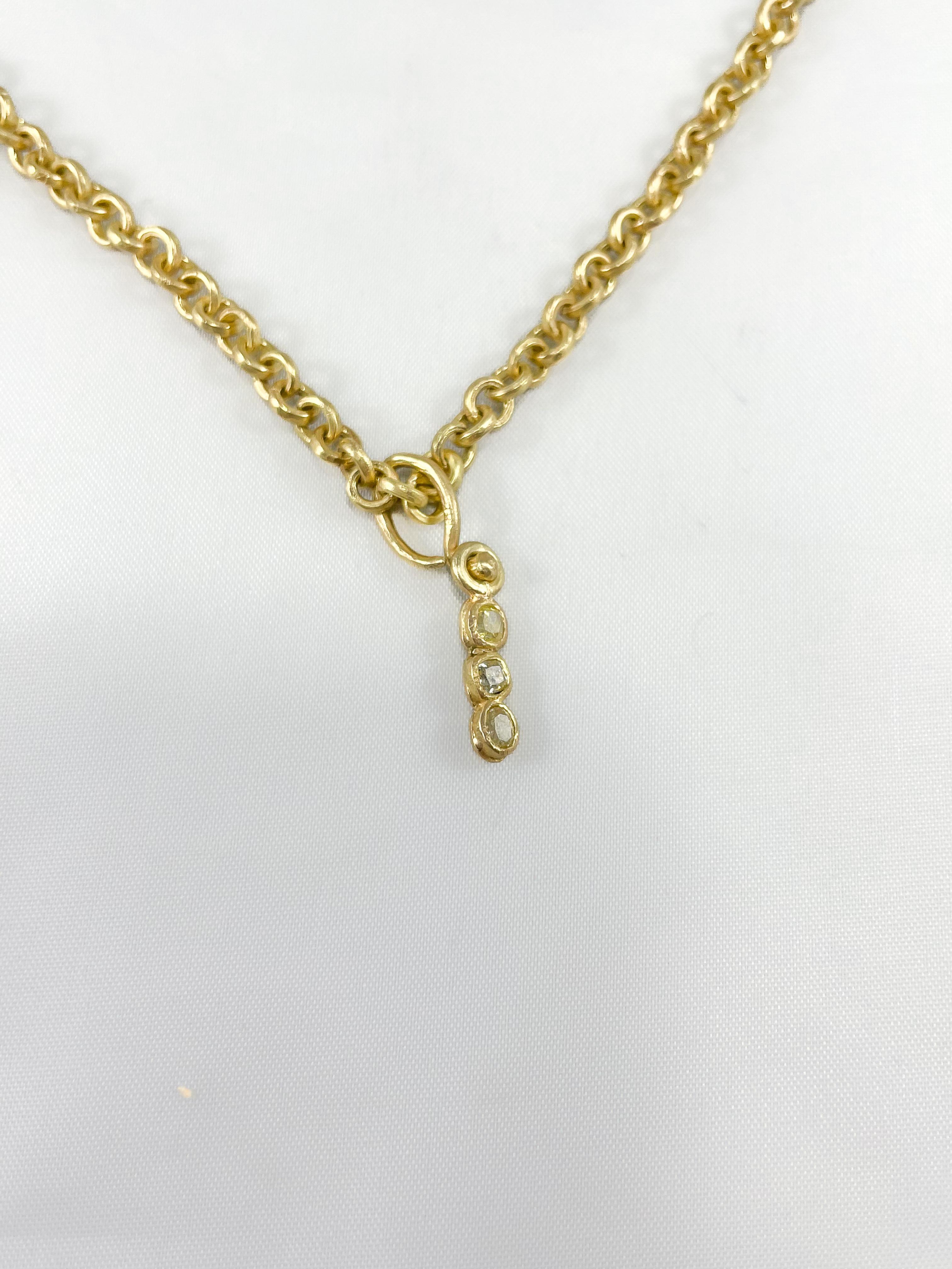 Un tour de cou en chaîne à maillons, fabriqué à la main en or 18 carats recyclé. Le collier est composé de maillons ronds de forme uniforme. D'une longueur de 18