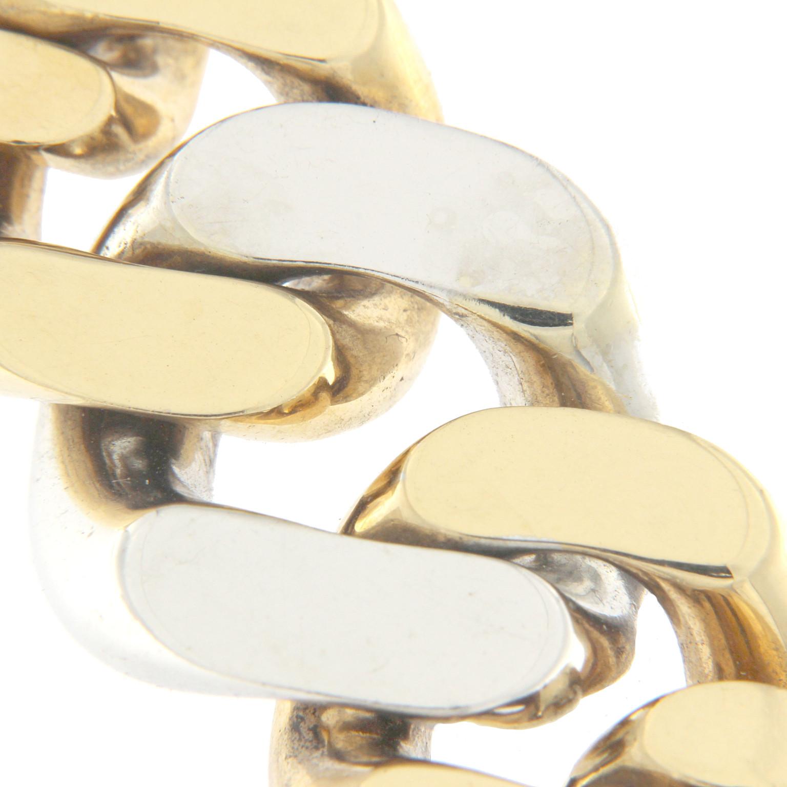 Bracelet chaîne couplée style Groumette de grand effet visuel en or rose avec un maillon central blanc, dégradé.
Poids total de  or 18 kt gr 169.80
Timbre 750

