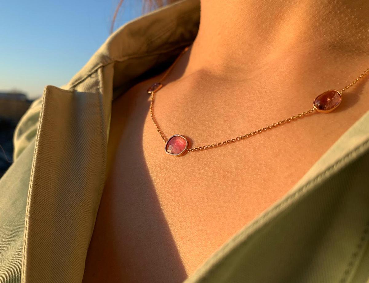 A charming necklace with a luminous cameo of seven rosecut pink tourmalines.
18k red gold, 46 cm long, French assay mark;
Pink tourmalines rosecut weight: 6,62 carats
Necklace total weight : 4,94 grs