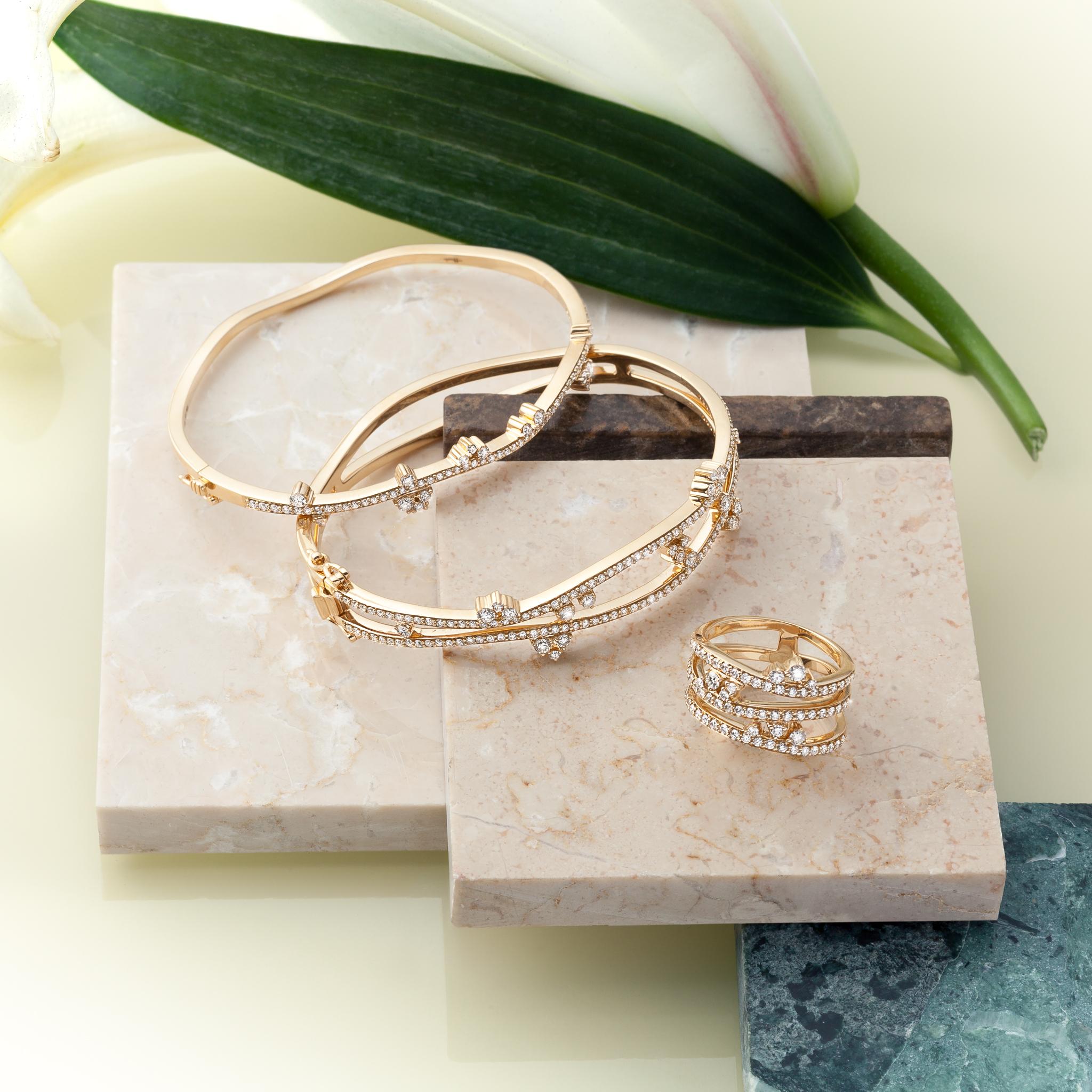 Drawing inspiration from your daydreams, the Reverie collection plays with your imagination. With sparkling nuances set against a canvas of gold luster, each piece in this anthology exudes an energy that shifts and sparkles with your every move.
