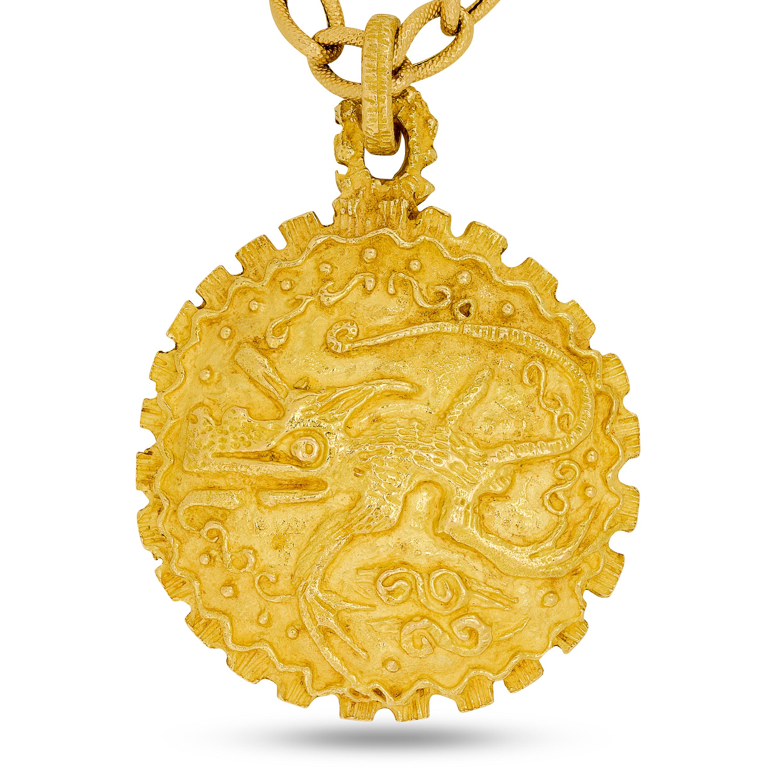 Cet élégant collier présente un pendentif en forme de cercle romain en or 18 carats, suspendu à une longue chaîne raffinée pour un look sophistiqué et polyvalent.

Chaîne de 40