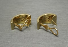 18 Karat Roman Pompeian Shield Earrings