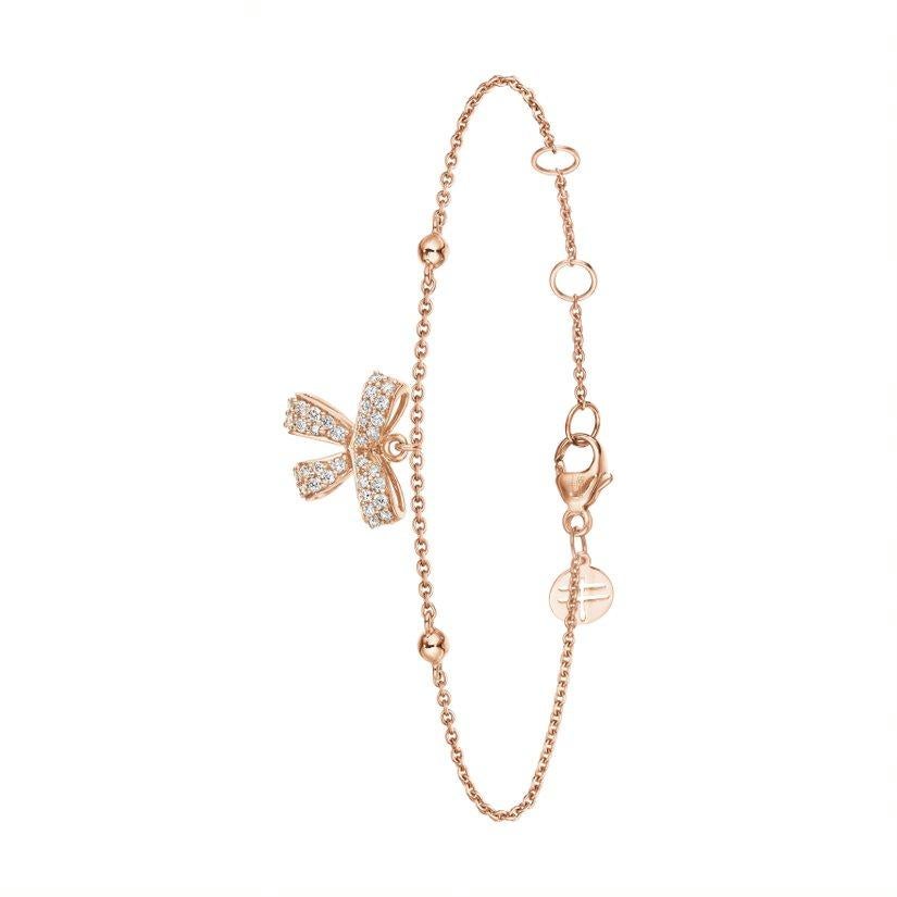 Die kokette und bezaubernde Romance-Kollektion umfasst eine Auswahl an charmanten Motiven wie Schleifen, die mit Perlen und Diamanten verziert sind. Mit einem Hauch von schlichter Eleganz erlaubt Ihnen der Schmuck hier, sich auf mühelose Art und