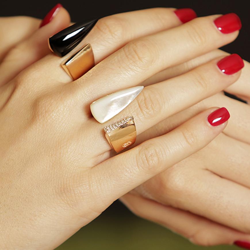 Modischer Ring, Teil der neuen geometrischen Kollektion 2020, inspiriert von kühnen Linien für eine trendige Frau. 
Die Kombination aus Gold und Perlmutt verleiht einen Hauch von Modernität und Eleganz.
Ein besonders geschliffenes, natürliches