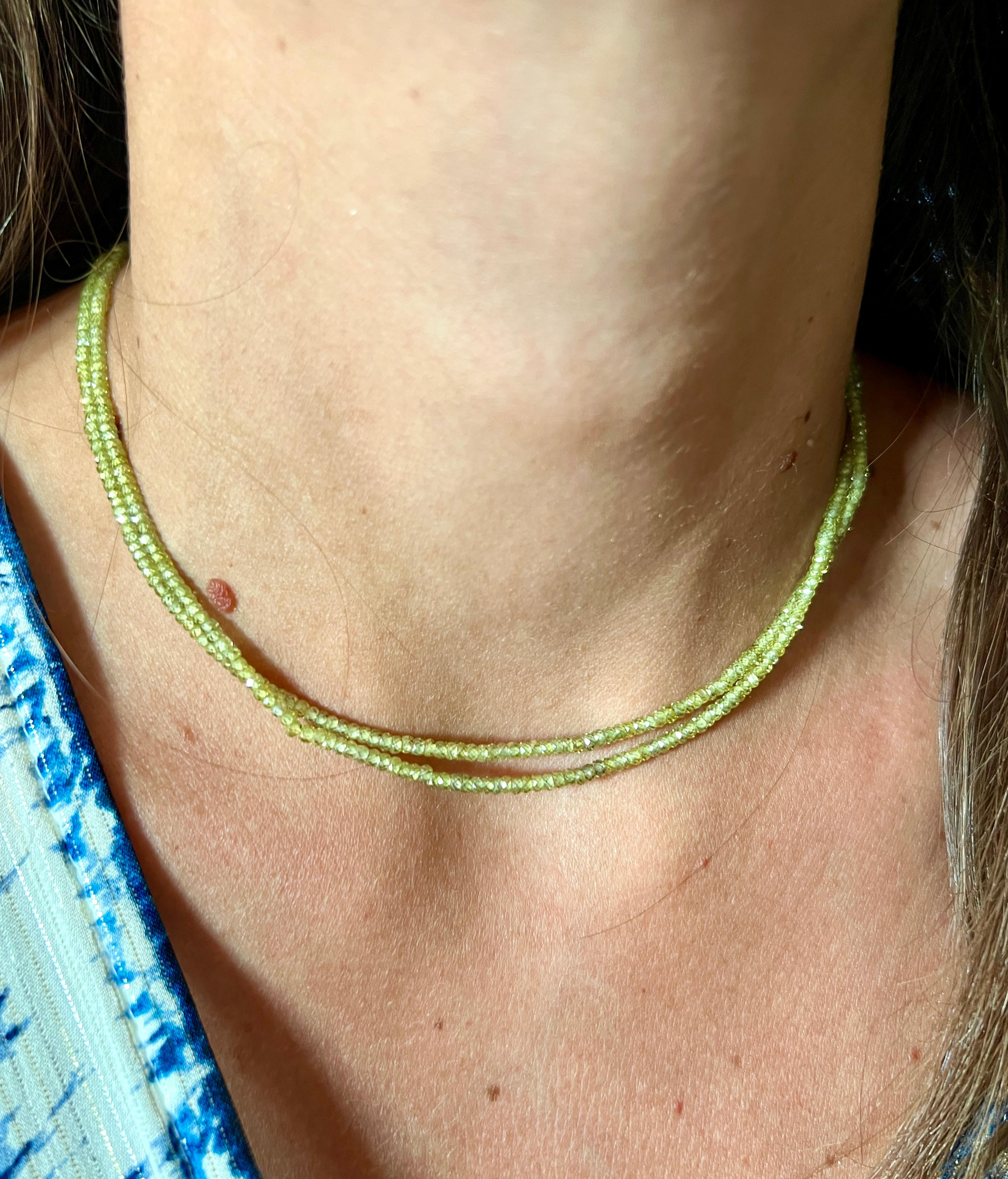 Colgante de oro rosa y blanco de 18 quilates con amatistas, peridotos y diamantes blancos en venta 5