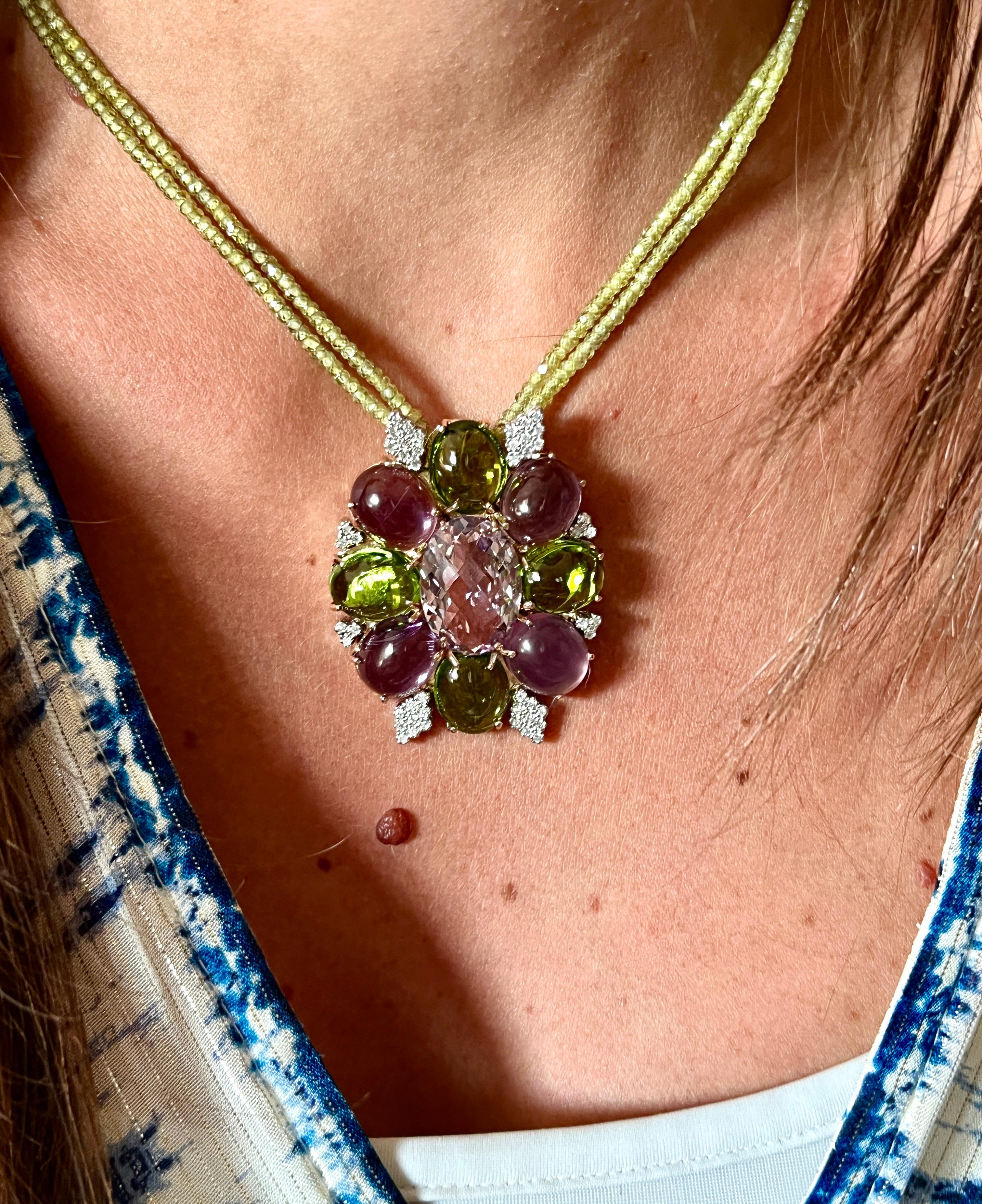 Colgante de oro rosa y blanco de 18 quilates con amatistas, peridotos y diamantes blancos en venta 6