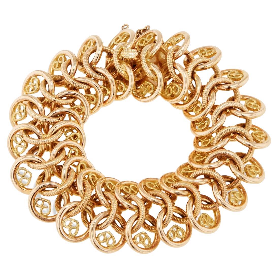 Dieses luxuriöse Armband aus 18 Karat Rosé- und Gelbgold ist perfekt für jeden besonderen Anlass. Mit einer Breite von 24 mm und einer Länge von 7 Zoll spiegelt dieses Stück die höchste Qualität der Handwerkskunst wider.
18kt. Armband aus Rosen- und