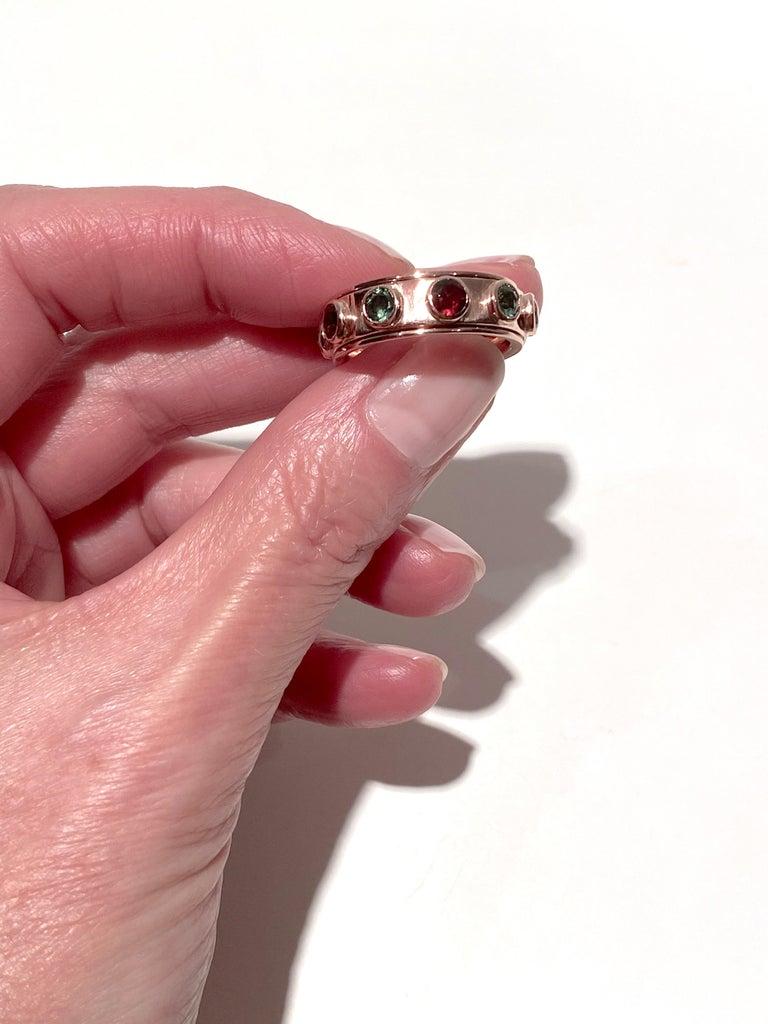 Taglio rotondo Anello in oro rosa 18 carati con tormalina e granato di 1 carato con design a fascia senza stress in vendita