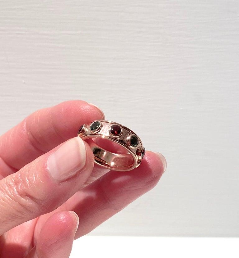 Anello in oro rosa 18 carati con tormalina e granato di 1 carato con design a fascia senza stress in vendita 1