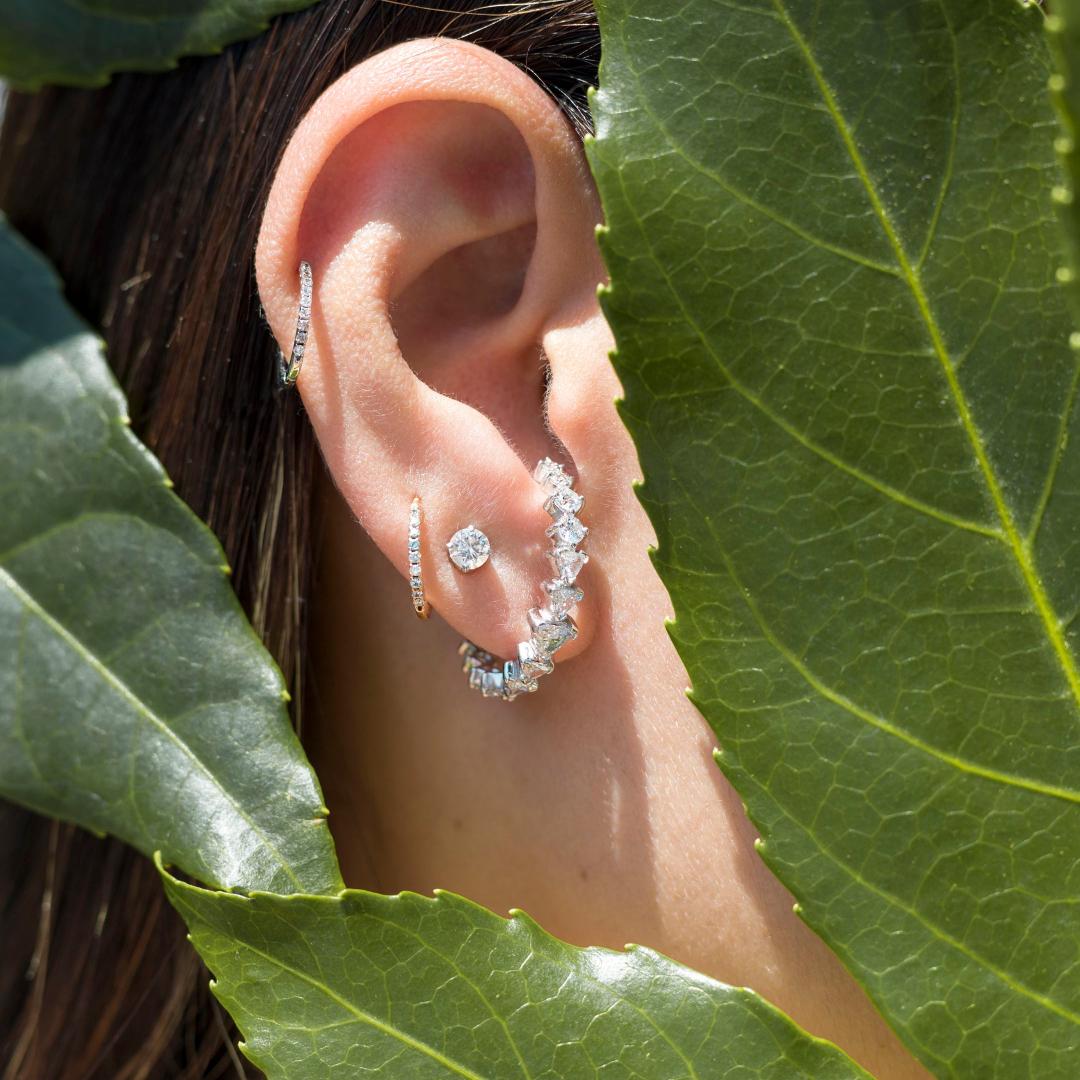 Contemporary 18 Karat Rose Gold and 1.30 Carat Black Diamonds Curve Earrings, Alessa Jewelry For Sale