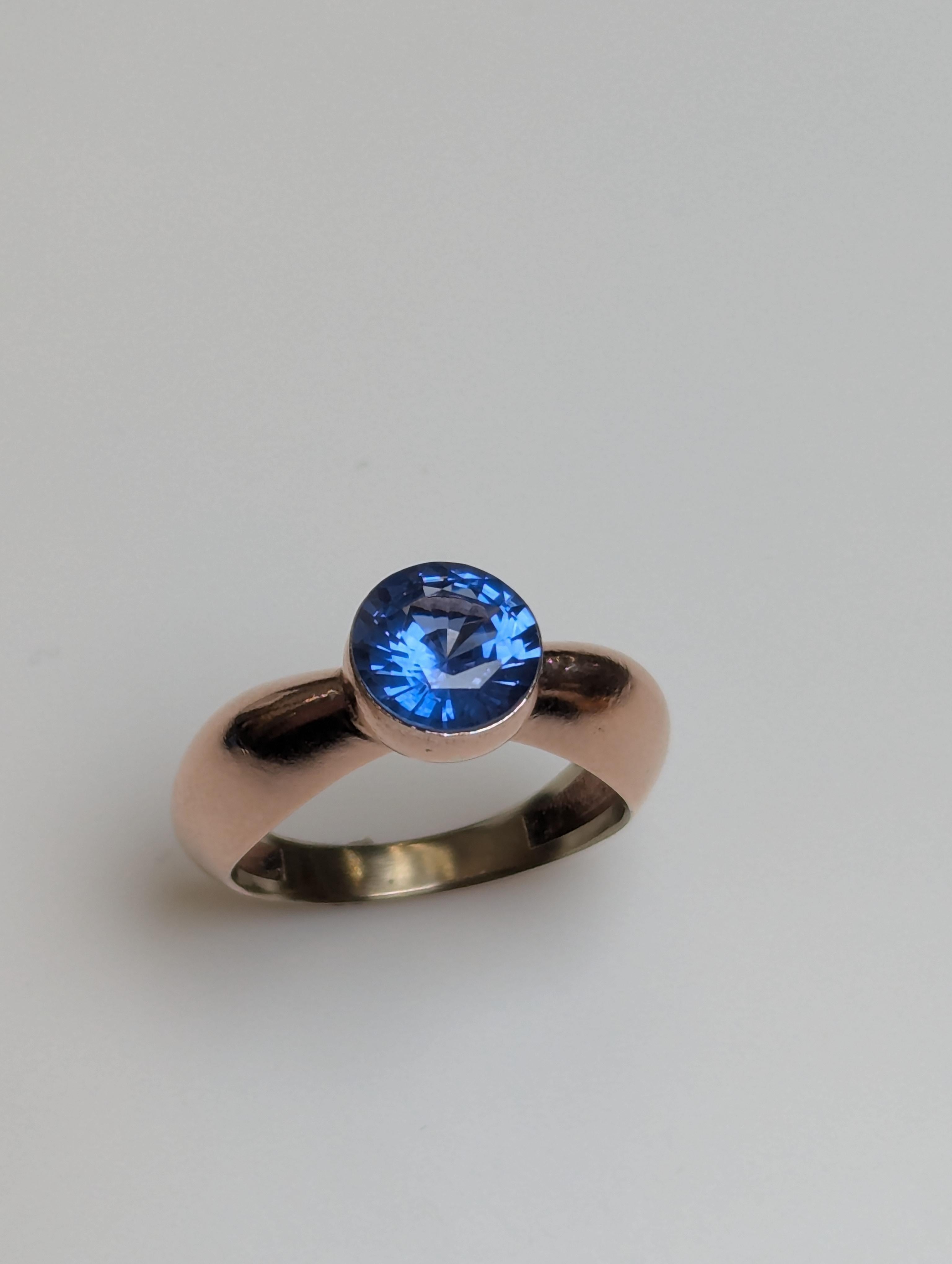 For Sale:  18 Karat Rose Gold 1.63 Carat Blue Sapphire Sculpture Ring 4