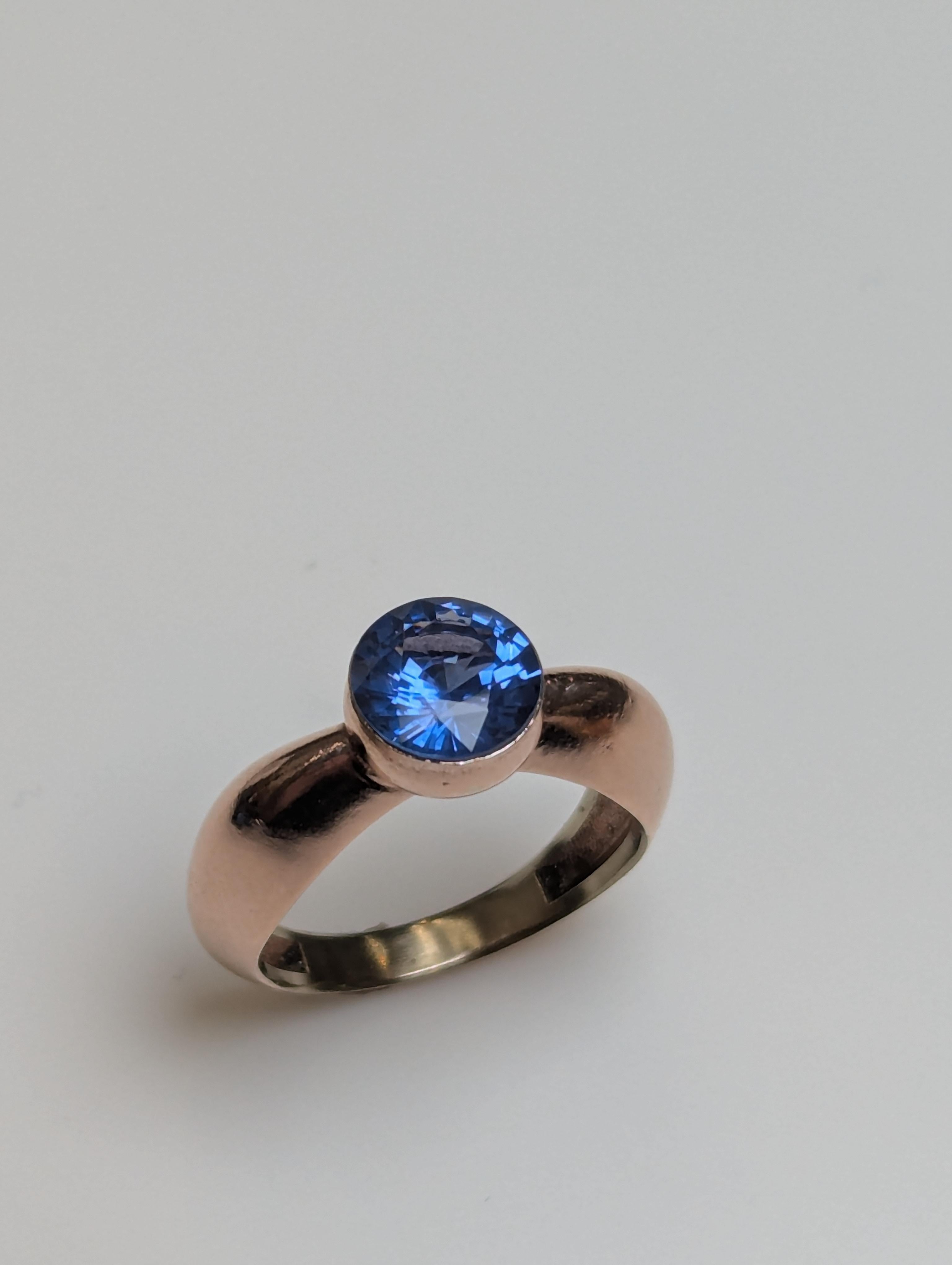 For Sale:  18 Karat Rose Gold 1.63 Carat Blue Sapphire Sculpture Ring 5