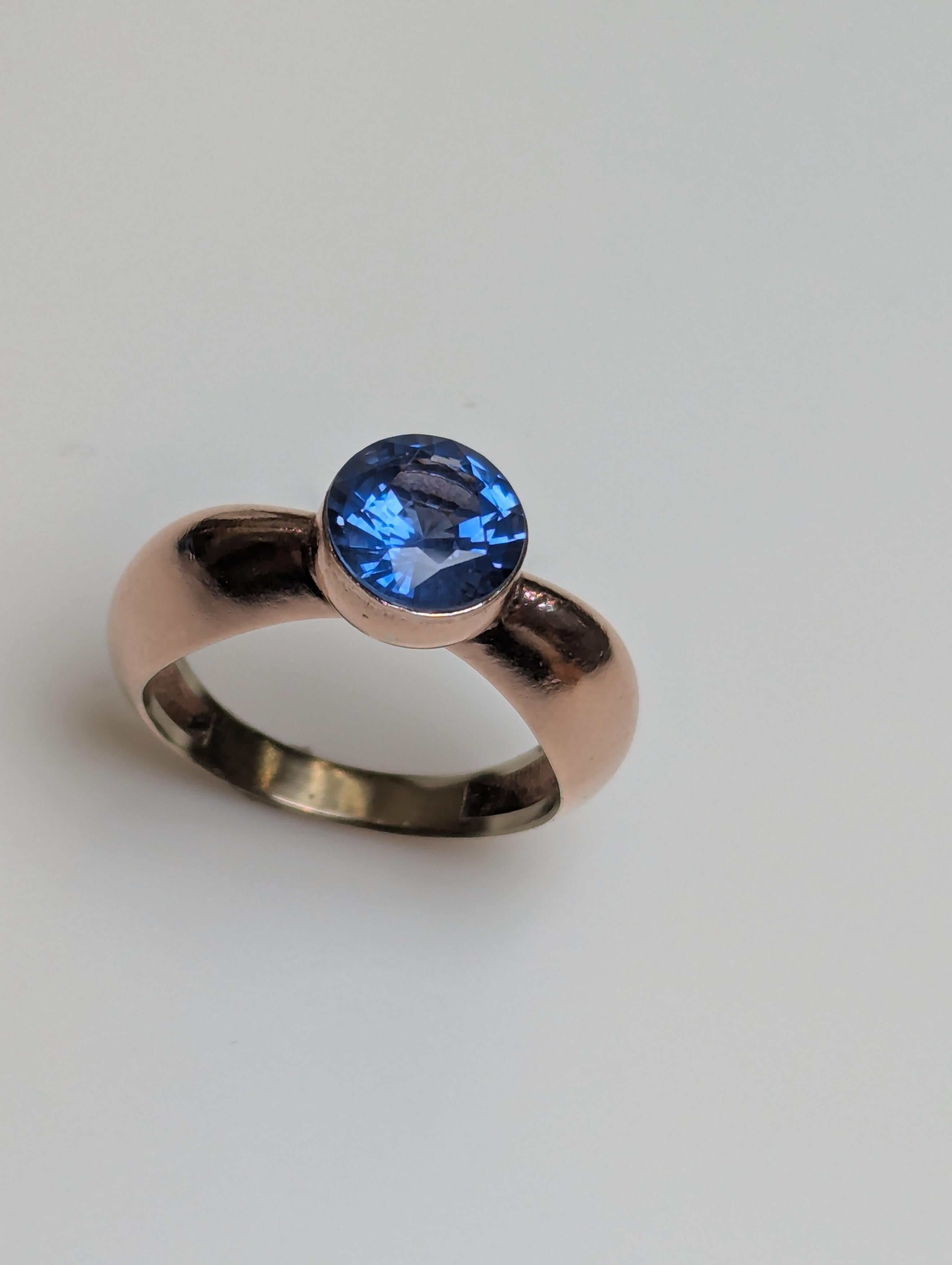 For Sale:  18 Karat Rose Gold 1.63 Carat Blue Sapphire Sculpture Ring 6